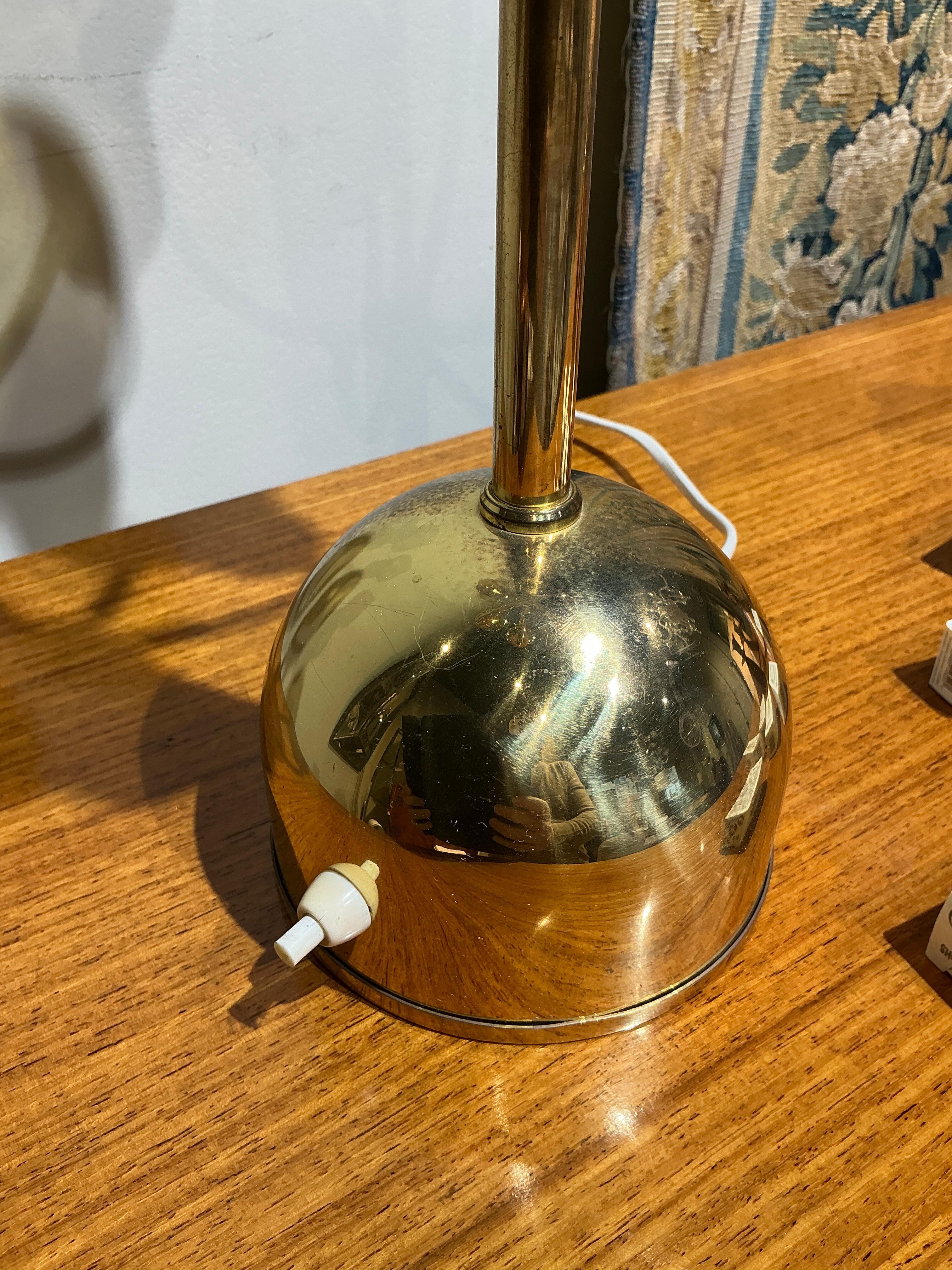 Lámpara de mesa de latón Hans Agne Jakobsson Suecia 1970 Moderno de mediados de siglo en venta