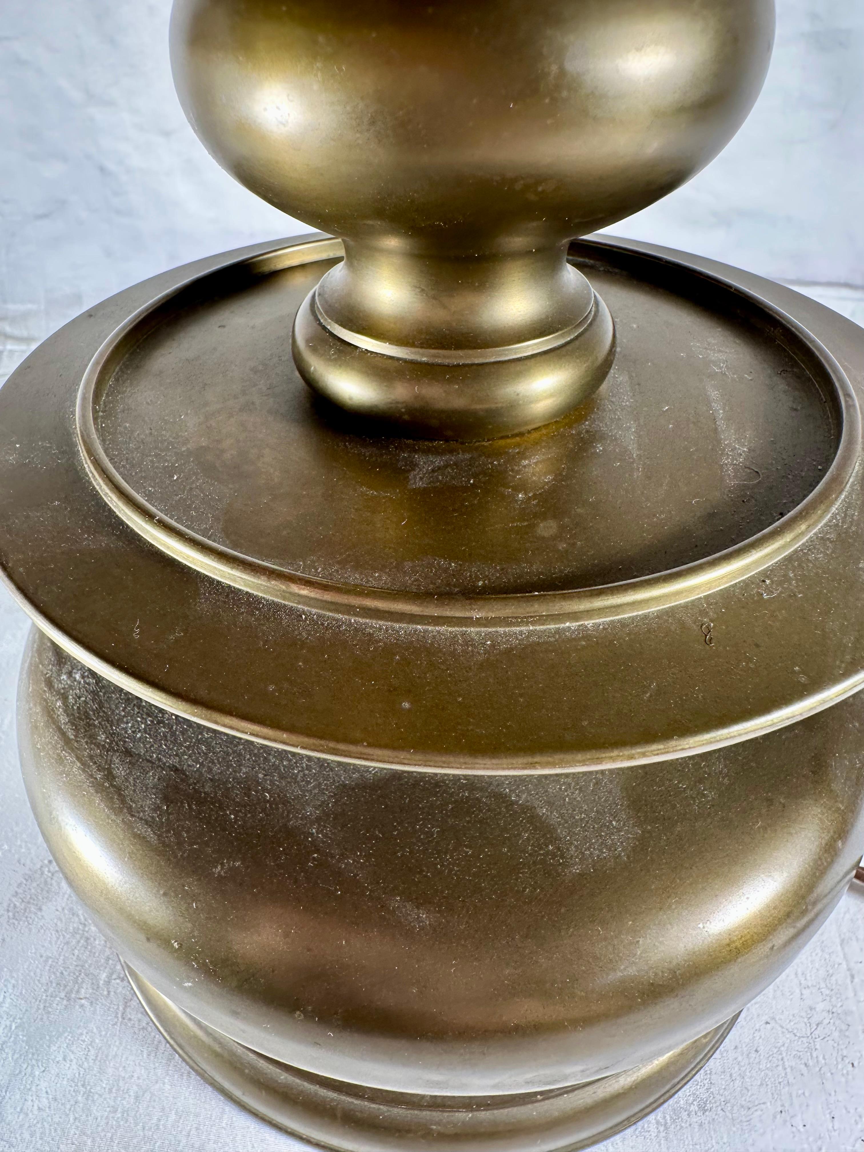 Lámpara de mesa de latón estilo siglo XVII Candelabro de campana alemán de Núremberg. en venta 2