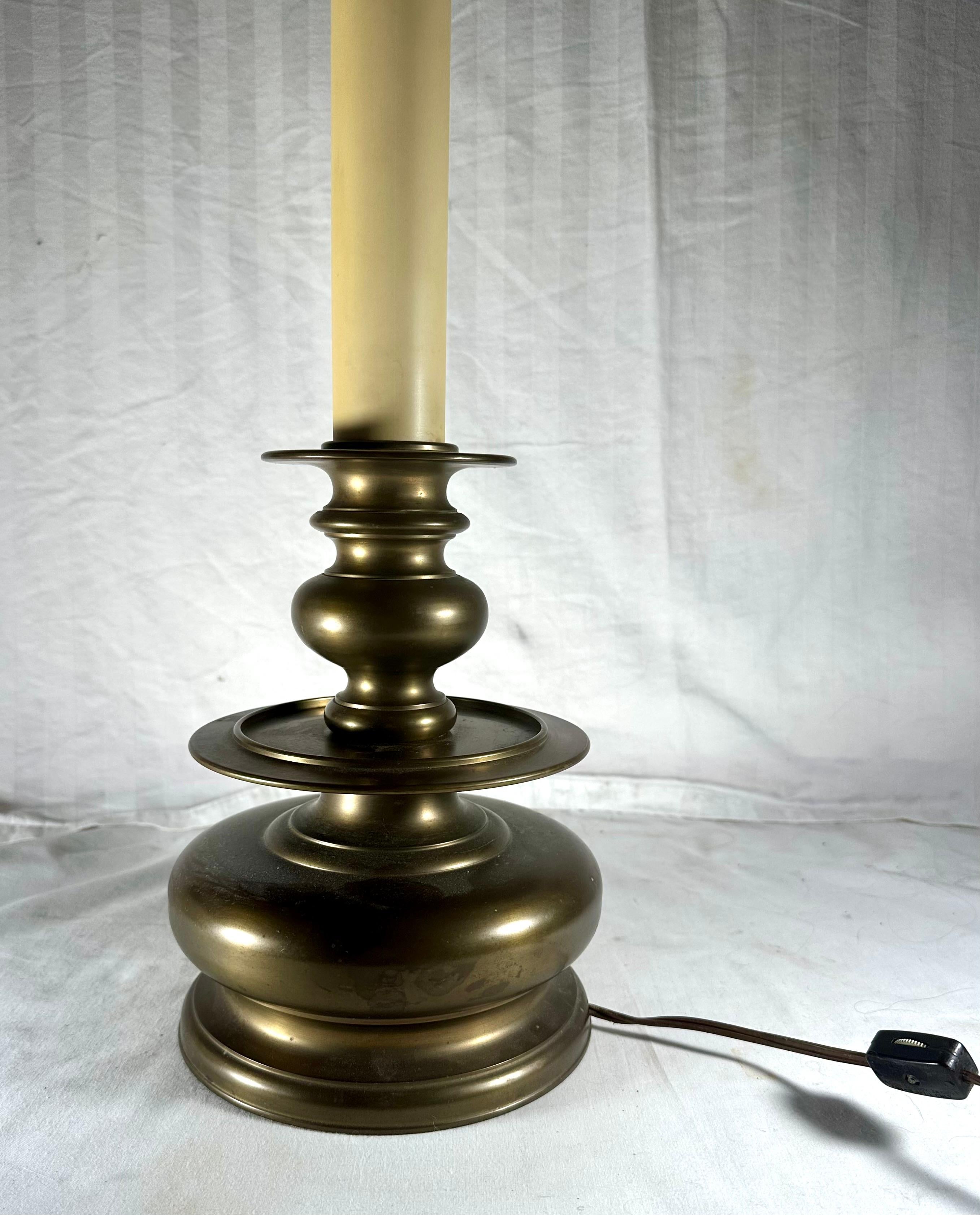 Lámpara de mesa de latón estilo siglo XVII Candelabro de campana alemán de Núremberg. Renacimiento en venta