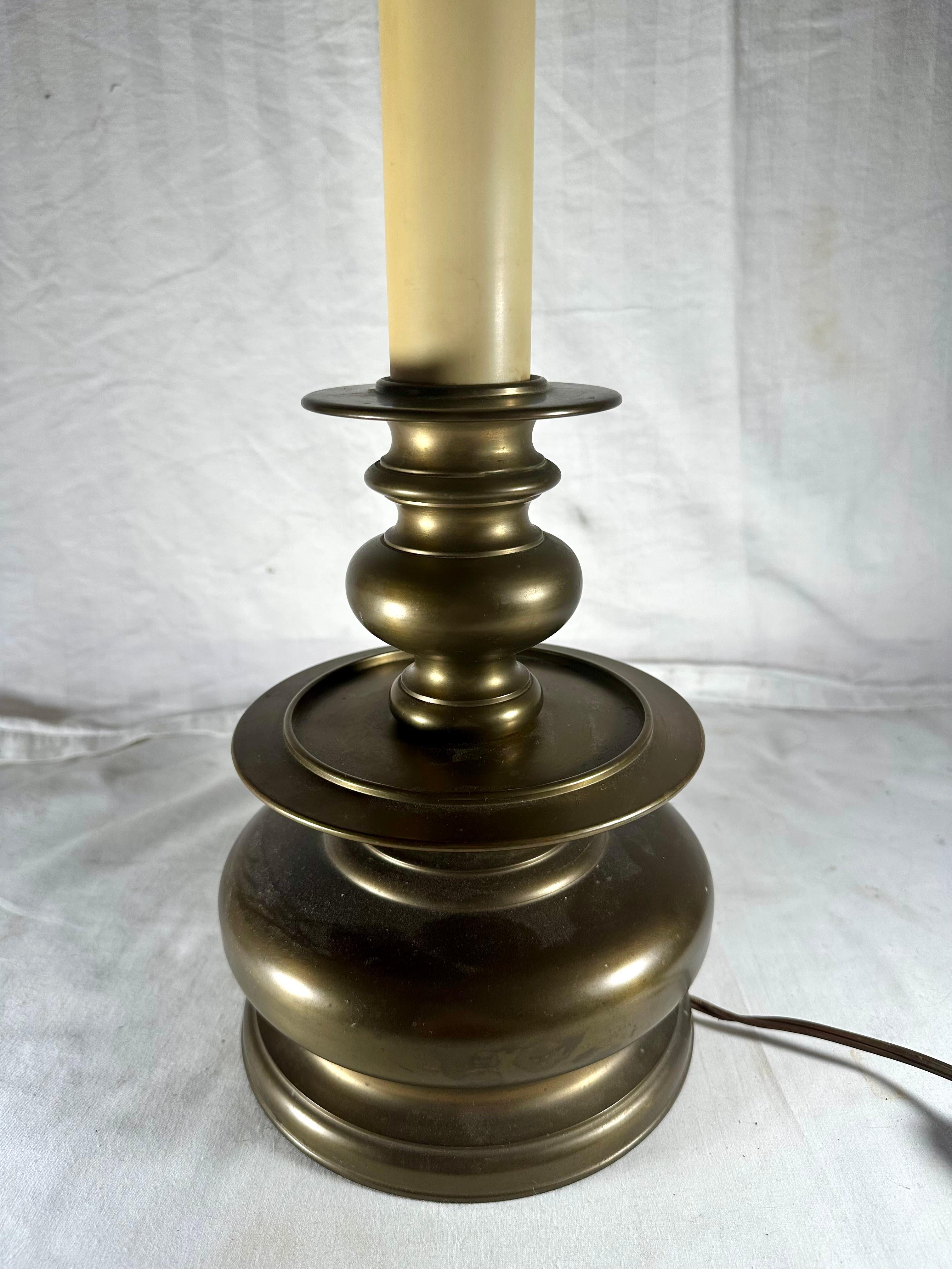 Lámpara de mesa de latón estilo siglo XVII Candelabro de campana alemán de Núremberg. Desconocido en venta