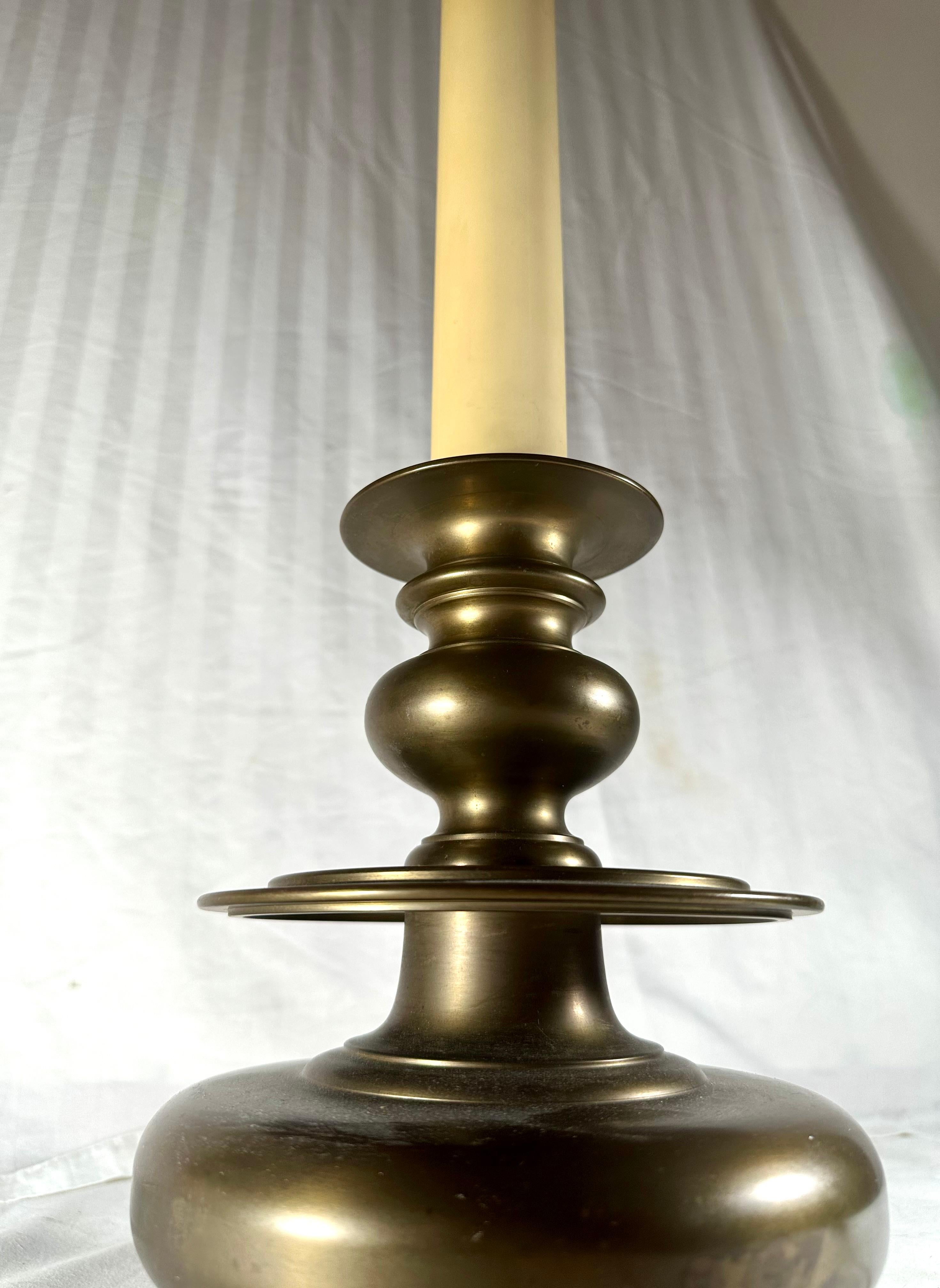 Lámpara de mesa de latón estilo siglo XVII Candelabro de campana alemán de Núremberg. Vaciado en venta