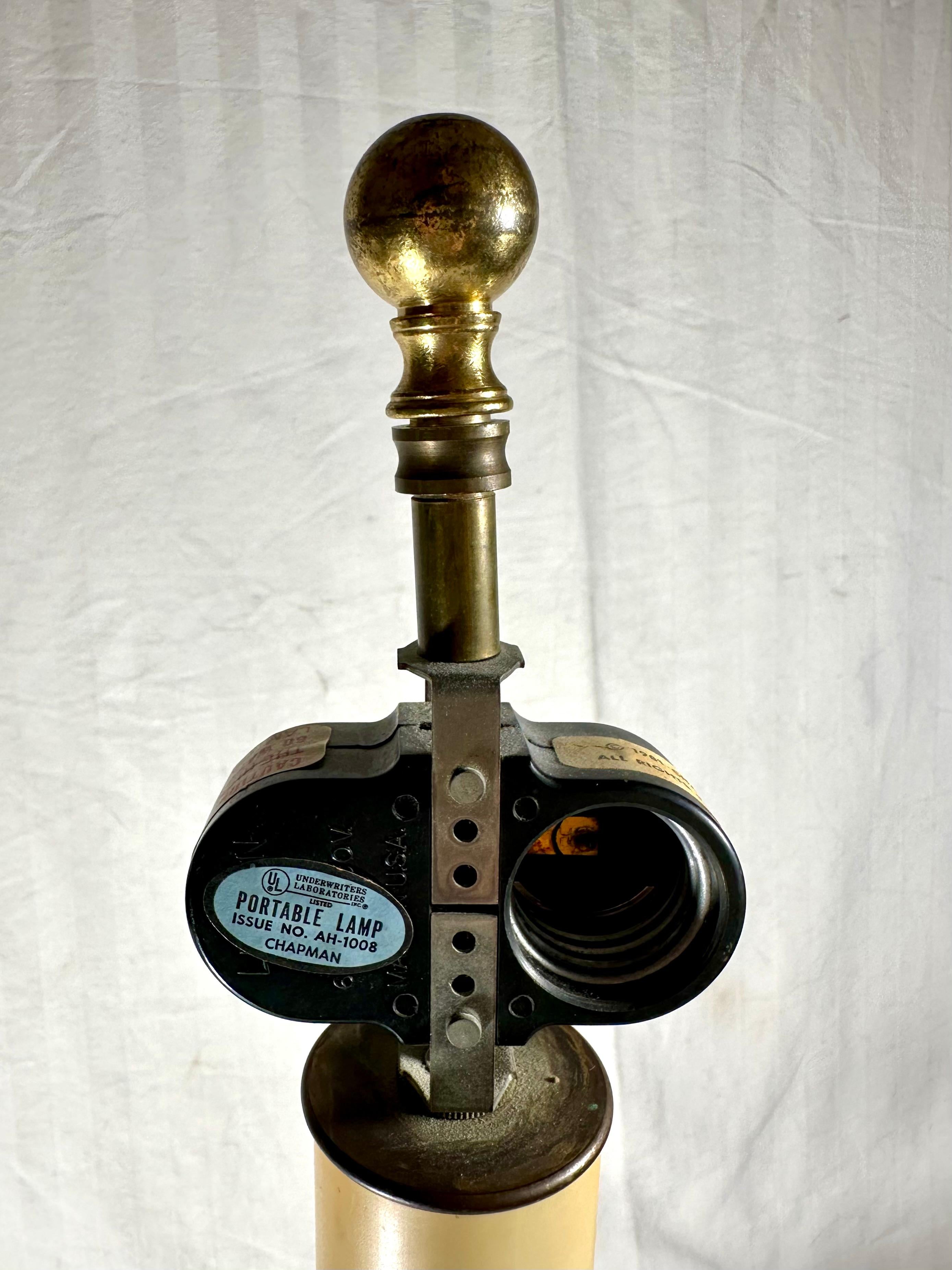 Lámpara de mesa de latón estilo siglo XVII Candelabro de campana alemán de Núremberg. Latón en venta