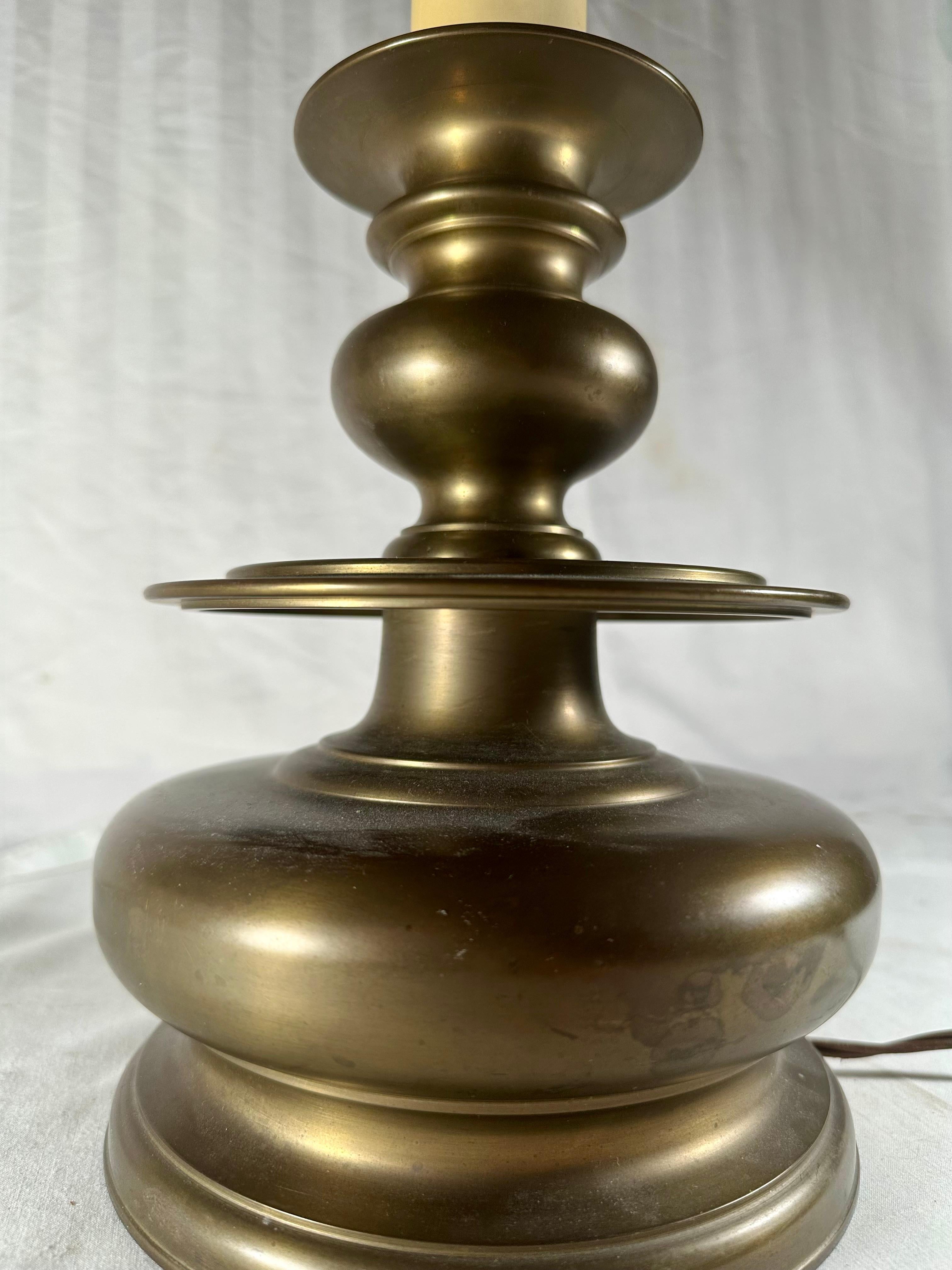 Lámpara de mesa de latón estilo siglo XVII Candelabro de campana alemán de Núremberg. en venta 1