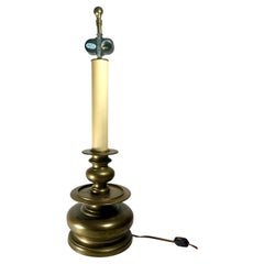 Tischlampe aus Messing im Stil der deutschen Nürnberger Glockenleuchter aus Messing aus dem 17. Jahrhundert.