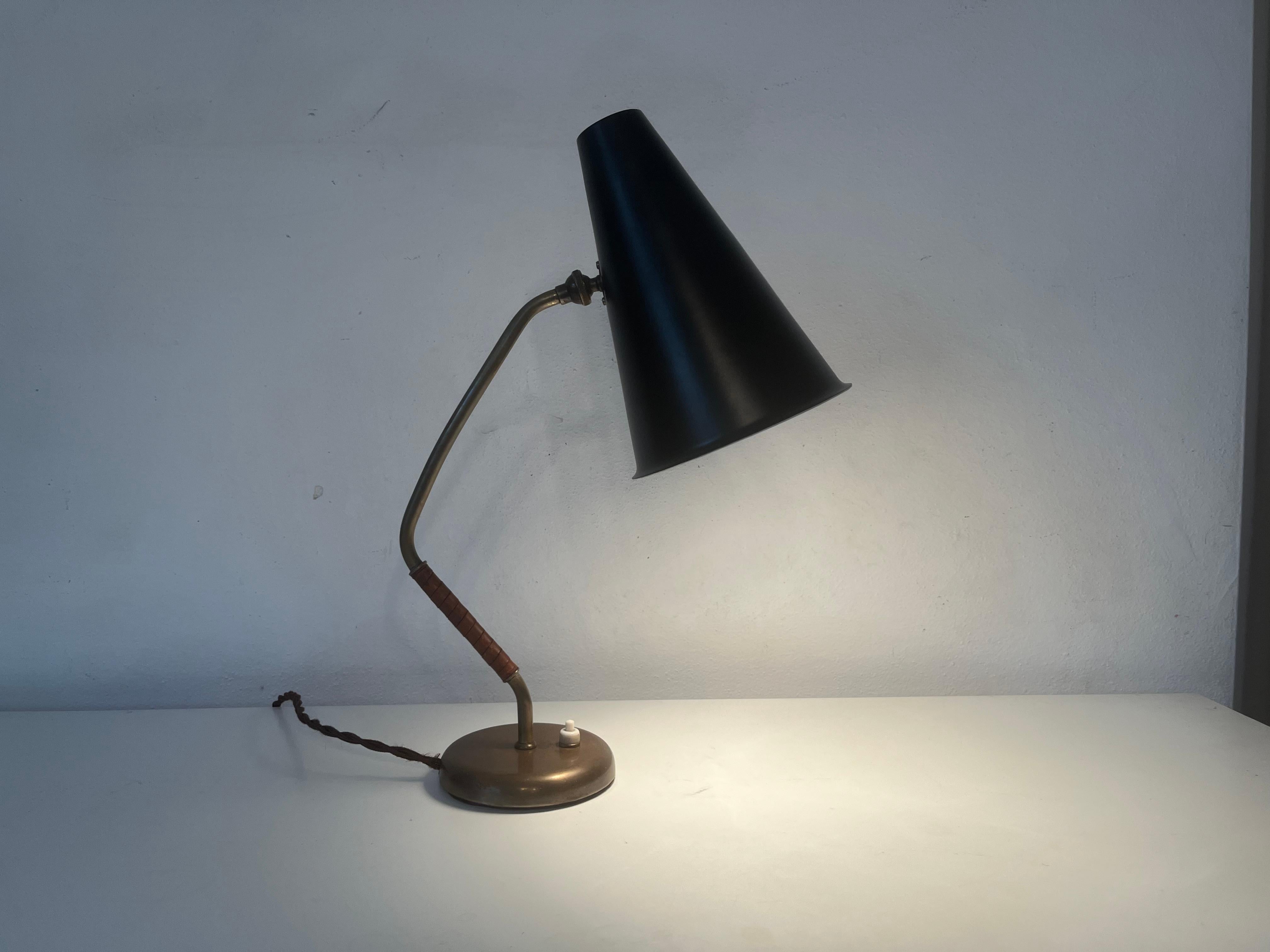 Lampe de table en laiton dans le style de Paavo Tynell, cuir en vente 3