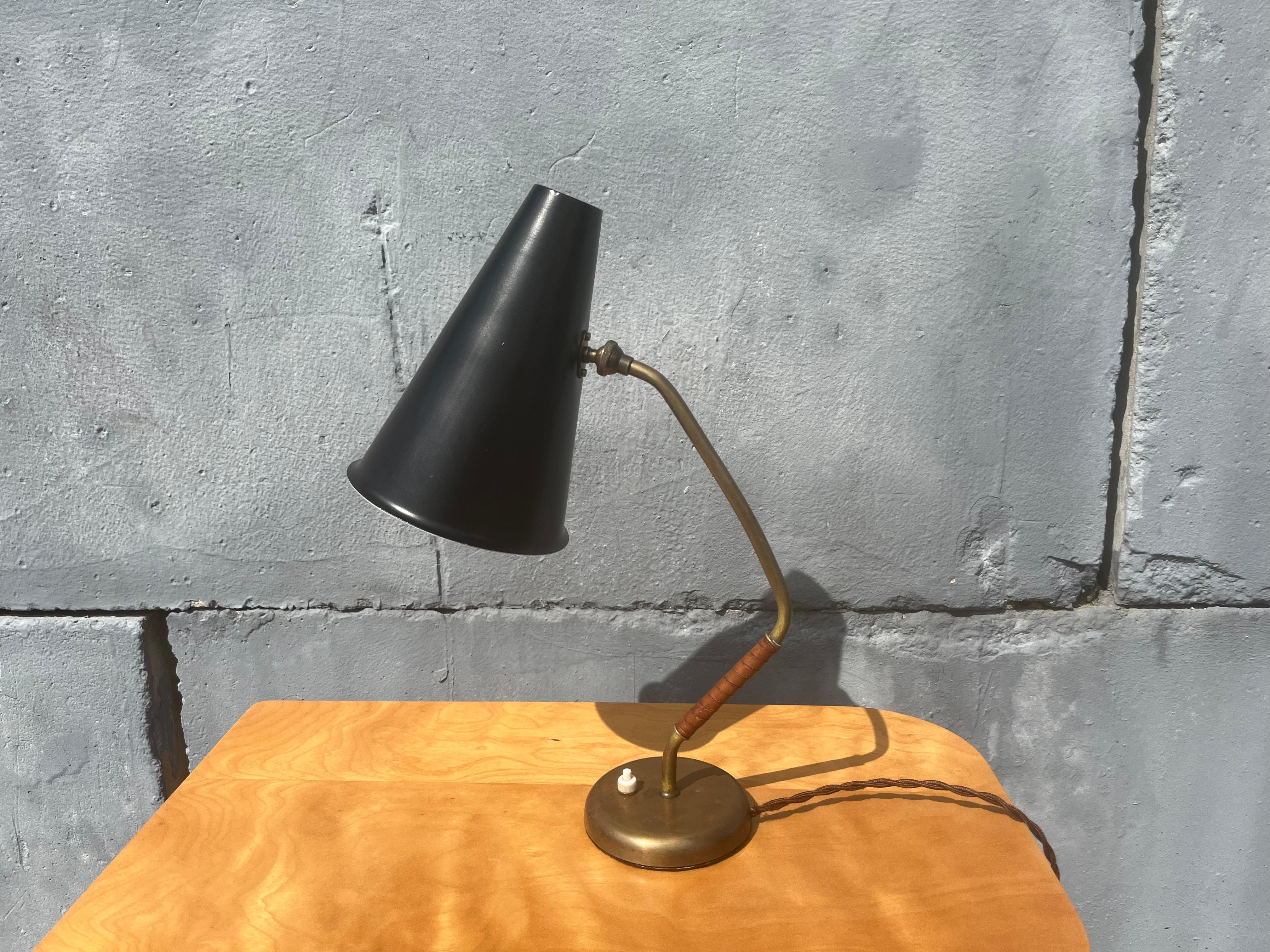 Lampe de table en laiton dans le style de Paavo Tynell, cuir en vente 4