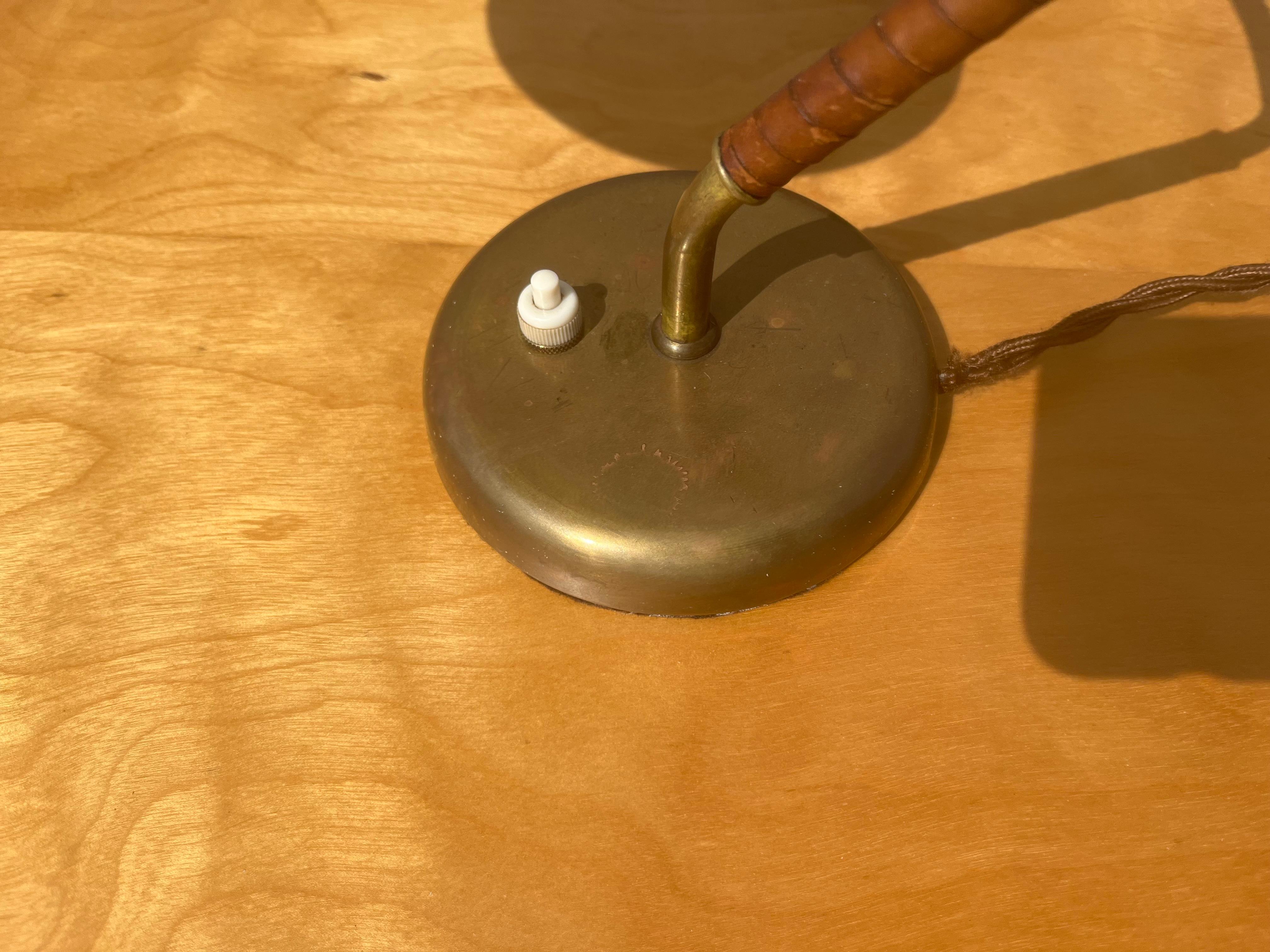 Lampe de table en laiton dans le style de Paavo Tynell, cuir en vente 6