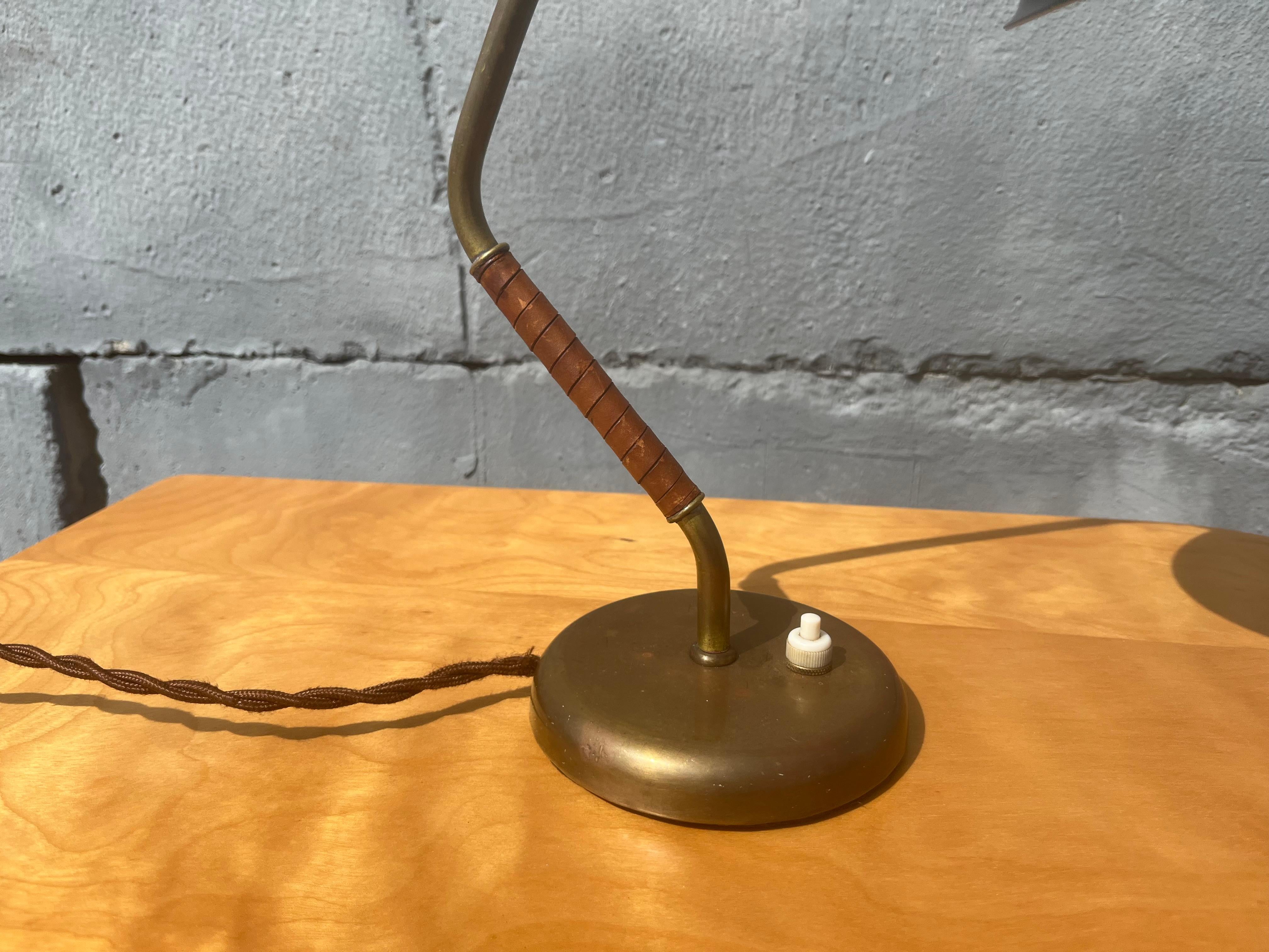 Lampe de table en laiton dans le style de Paavo Tynell, cuir en vente 7