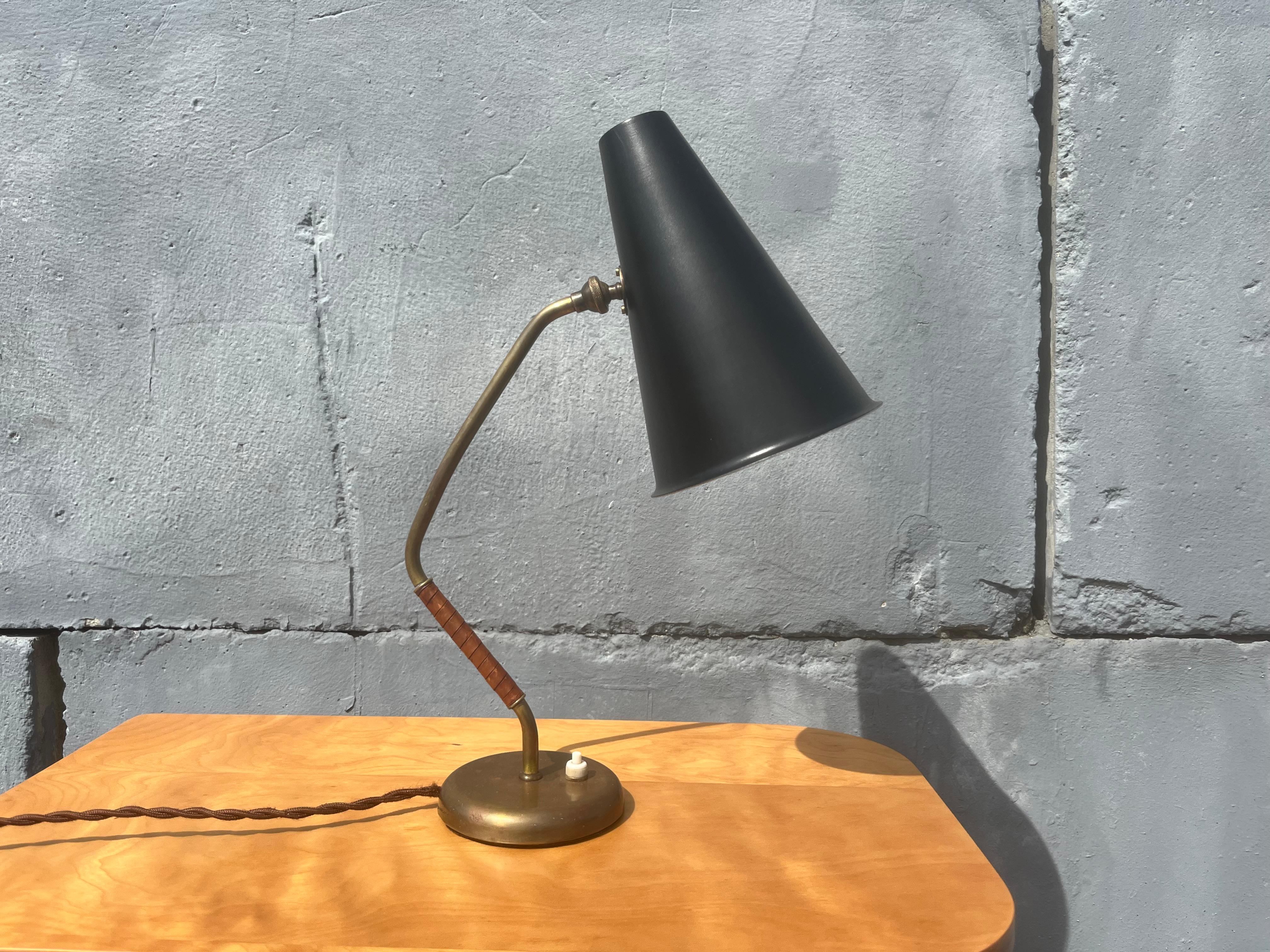 Lampe de table en laiton dans le style de Paavo Tynell, cuir en vente 8