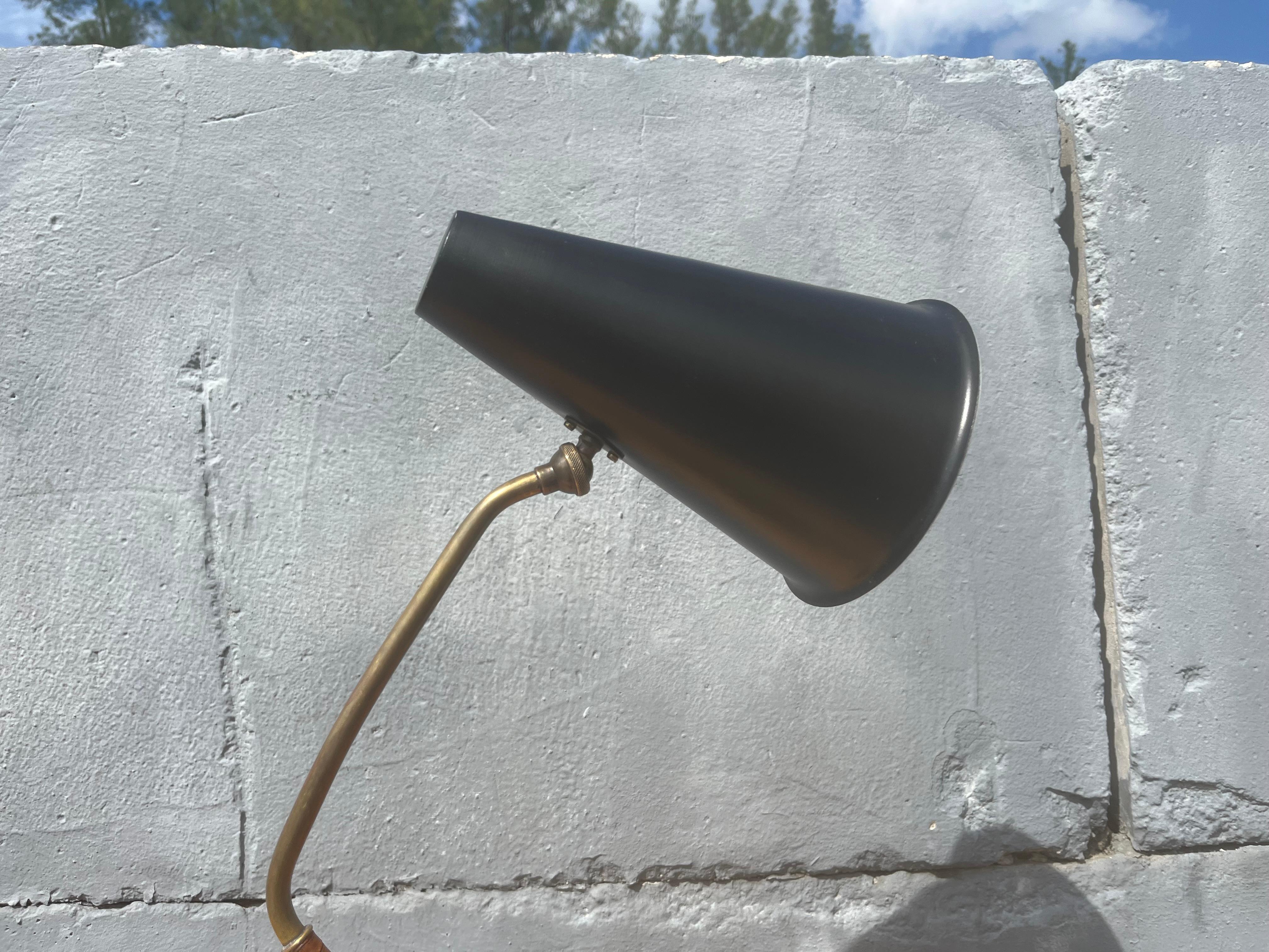 Lampe de table en laiton dans le style de Paavo Tynell, cuir en vente 9
