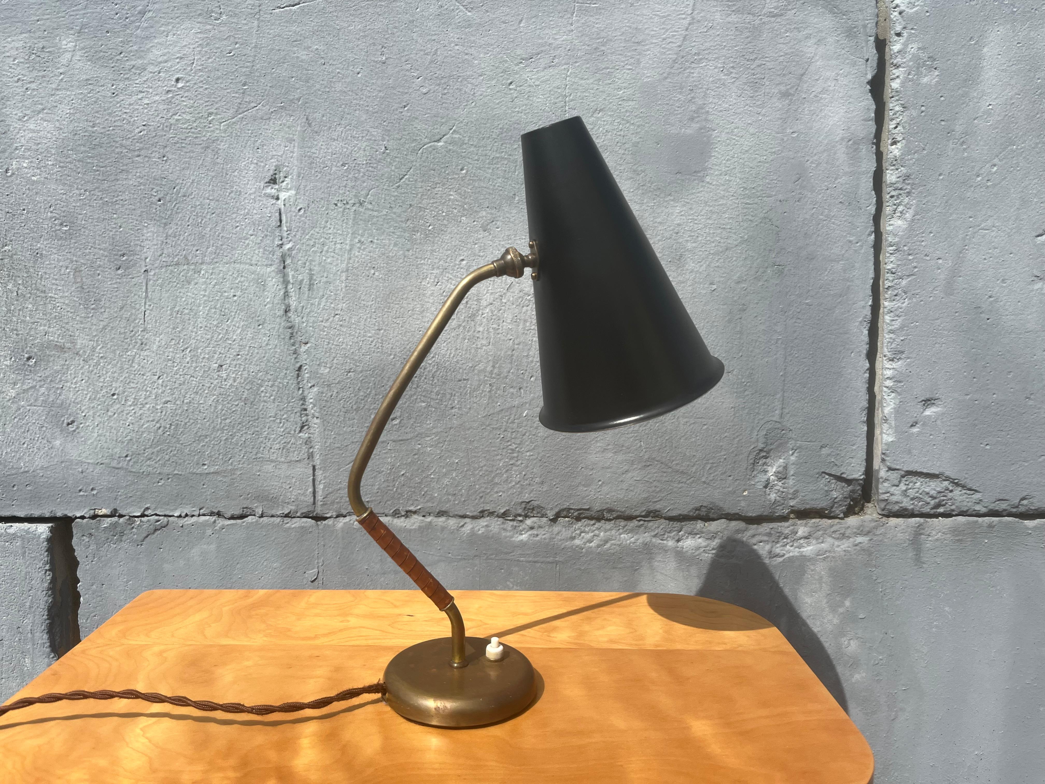 Lampe de table en laiton dans le style de Paavo Tynell, cuir en vente 10