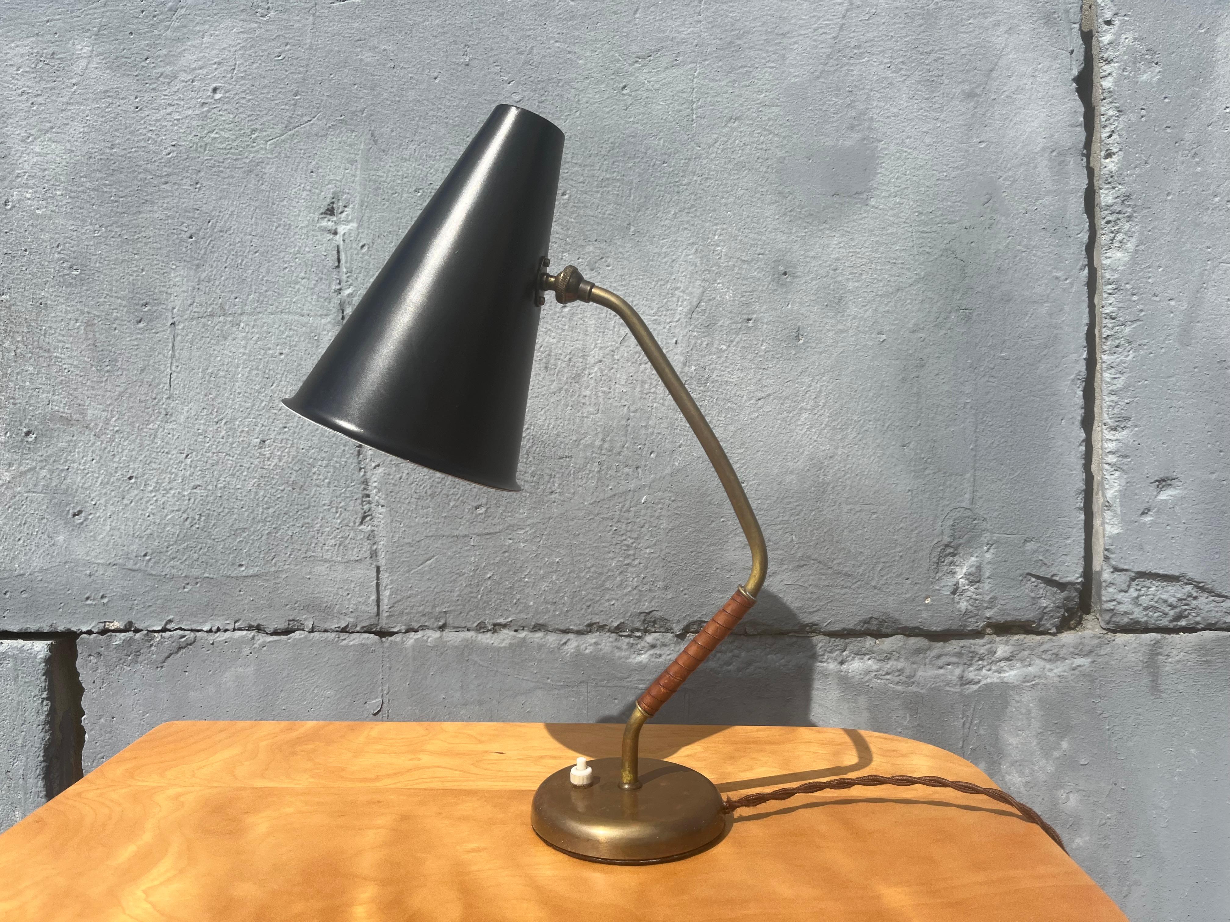 Lampe de table en laiton dans le style de Paavo Tynell des années 1950, enveloppe en cuir. L'abat-jour noir est réglable. 