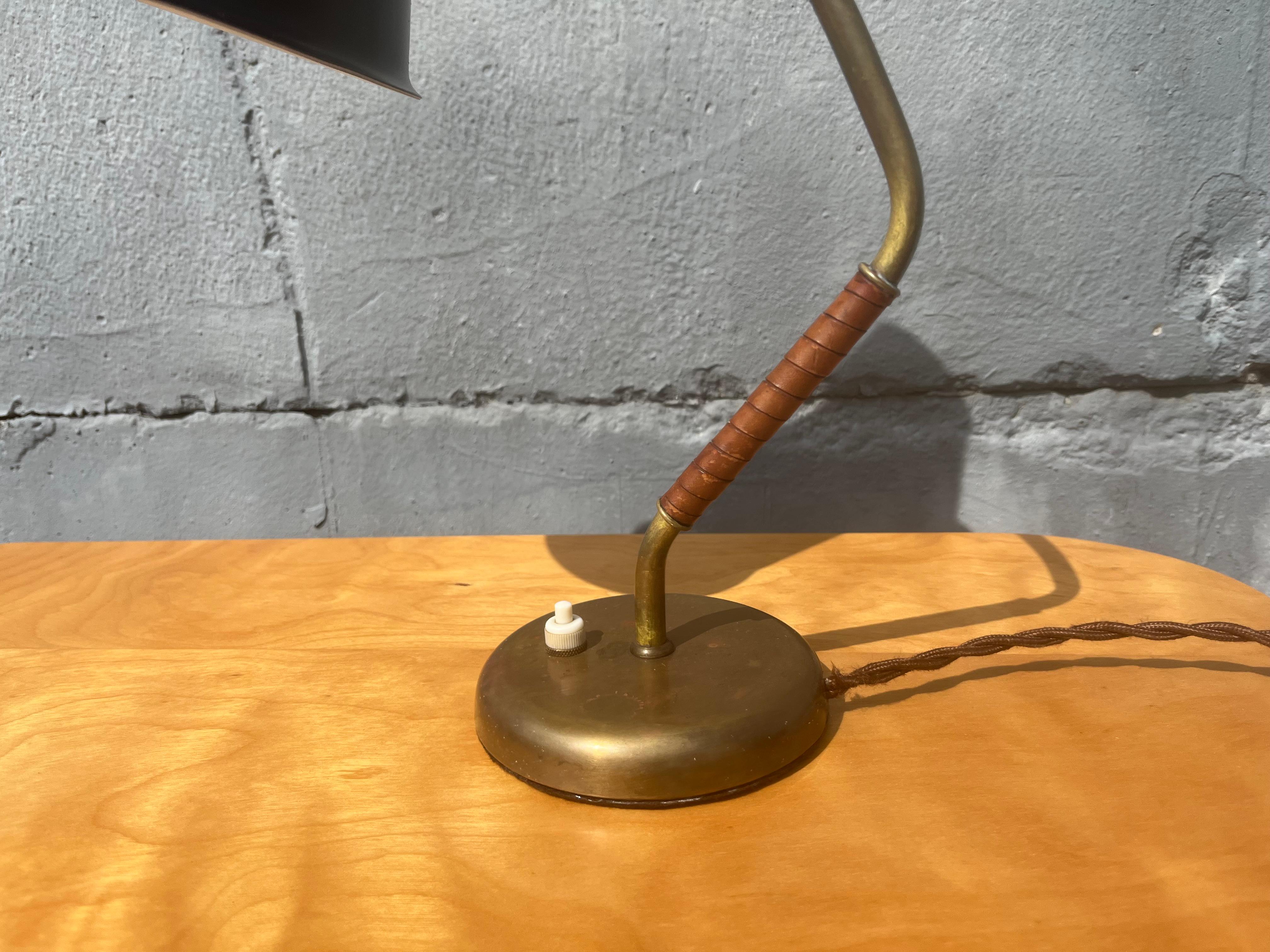 Mid-Century Modern Lampe de table en laiton dans le style de Paavo Tynell, cuir en vente