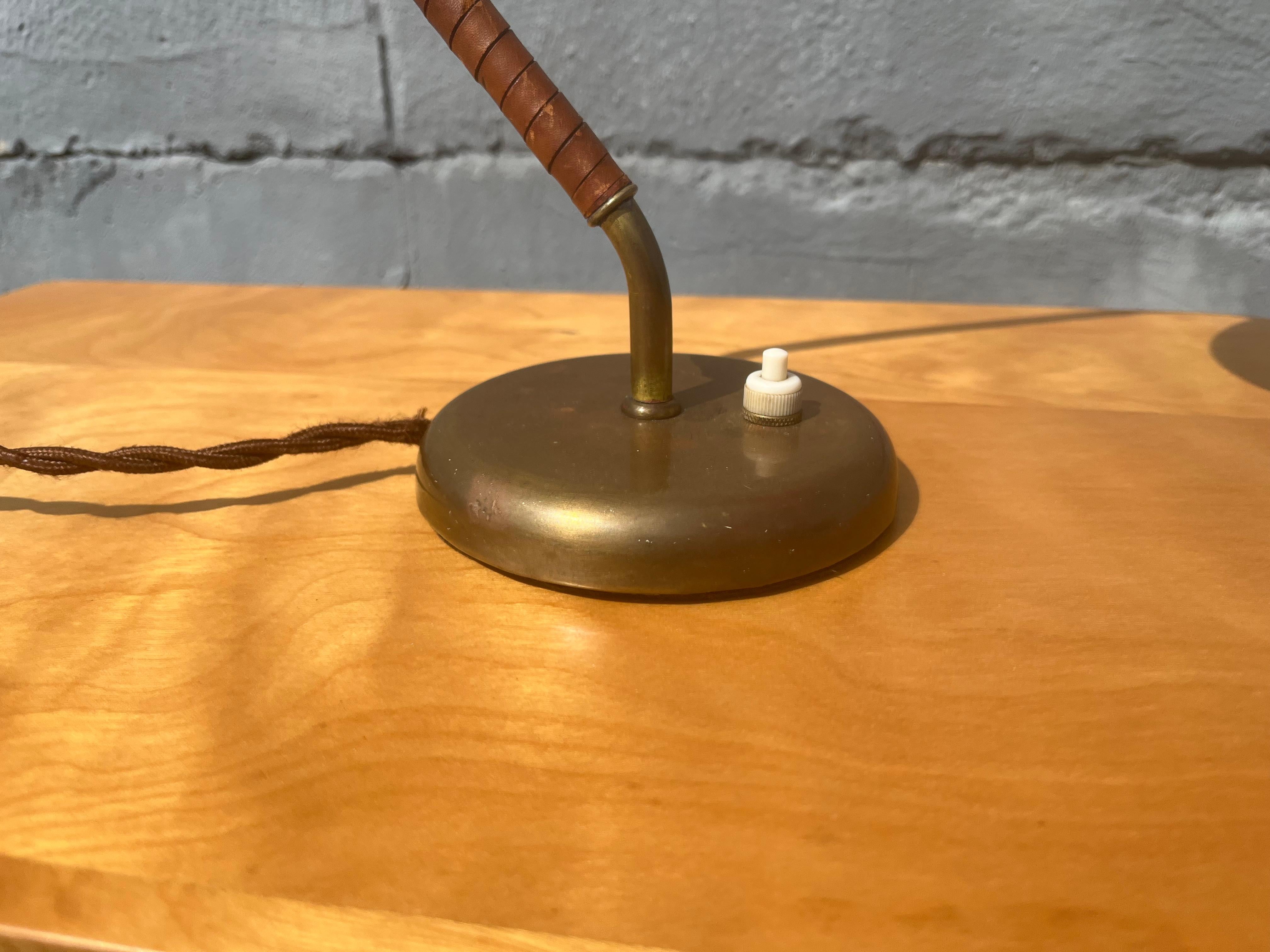 italien Lampe de table en laiton dans le style de Paavo Tynell, cuir en vente