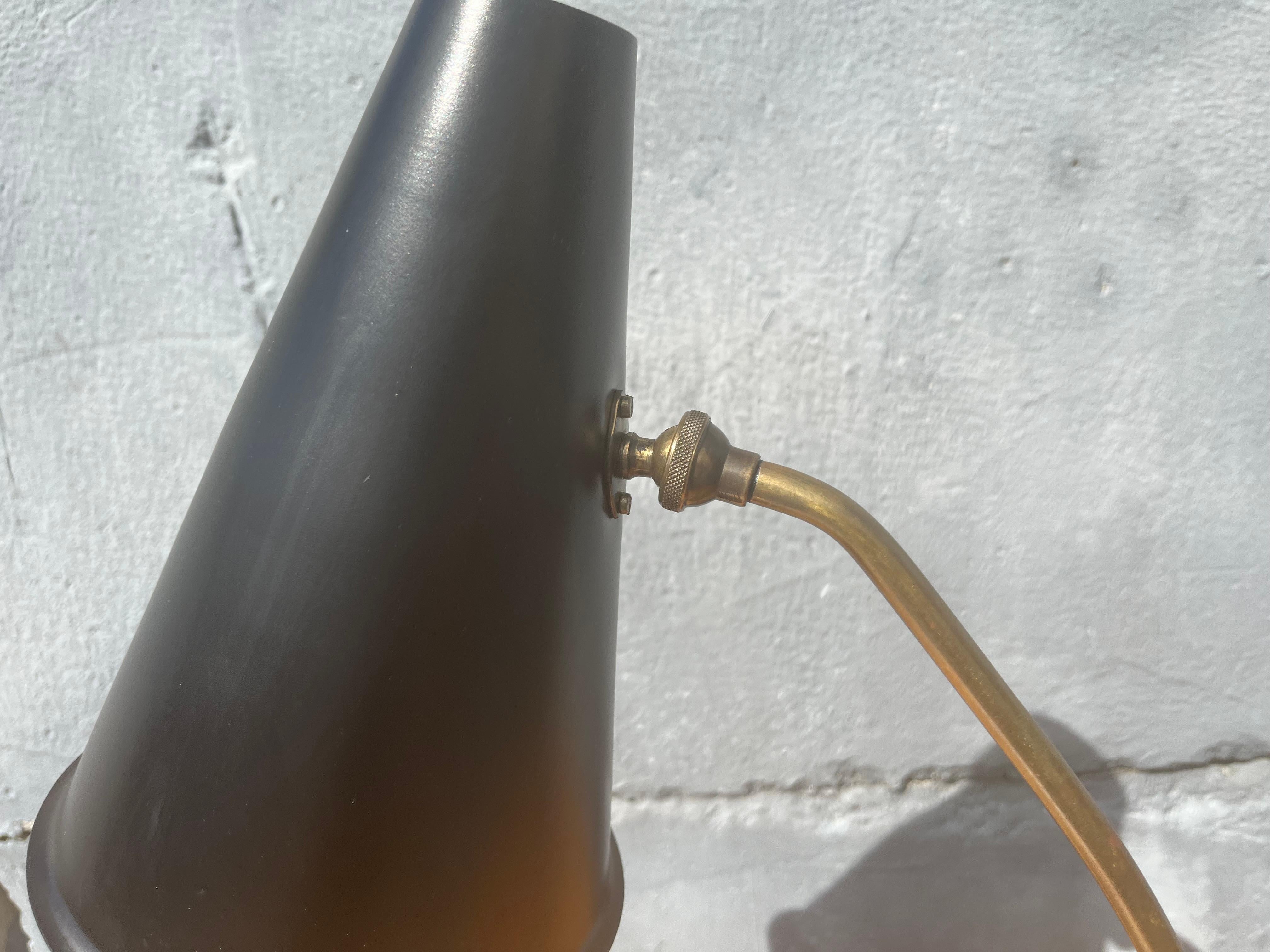 Lampe de table en laiton dans le style de Paavo Tynell, cuir Bon état - En vente à Miami, FL