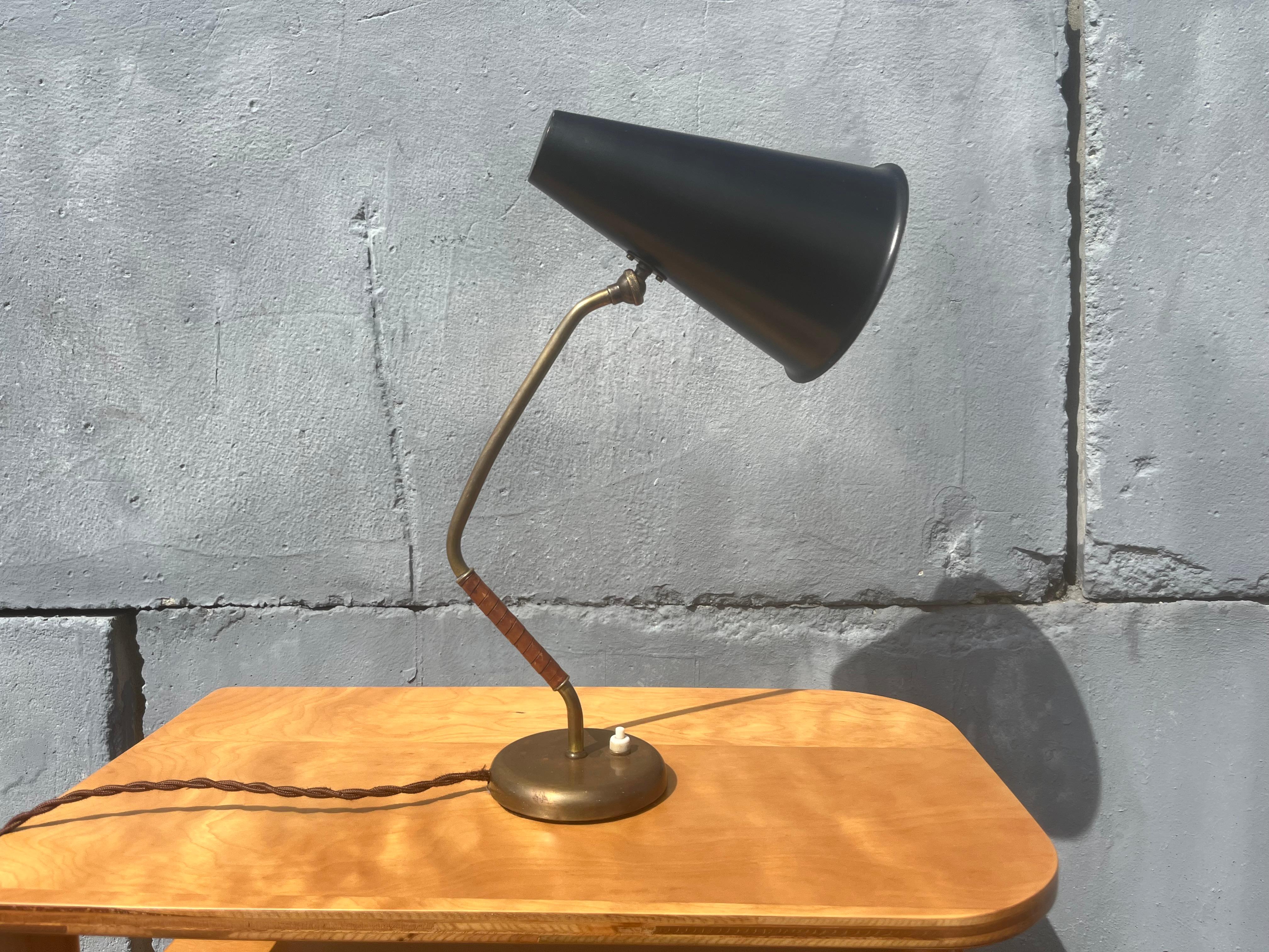 Milieu du XXe siècle Lampe de table en laiton dans le style de Paavo Tynell, cuir en vente