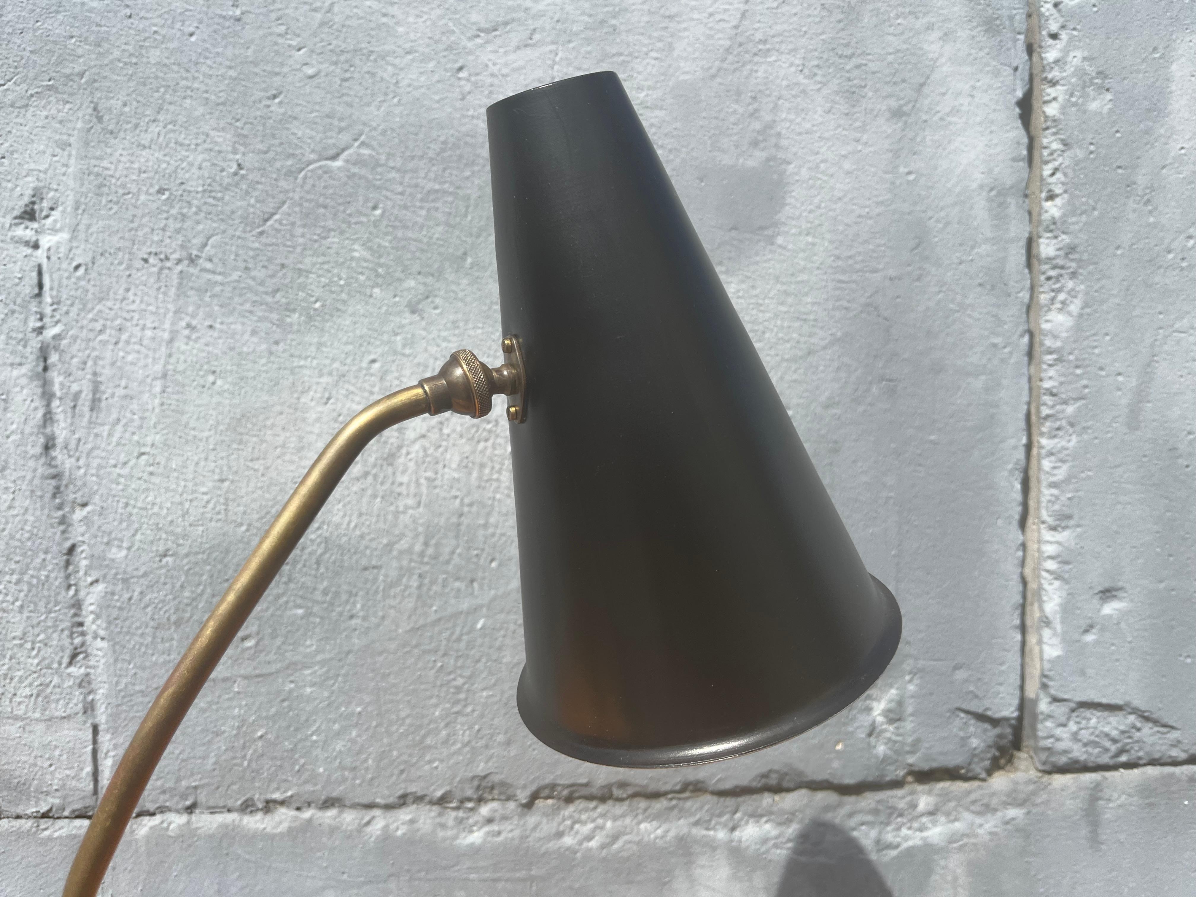 Métal Lampe de table en laiton dans le style de Paavo Tynell, cuir en vente
