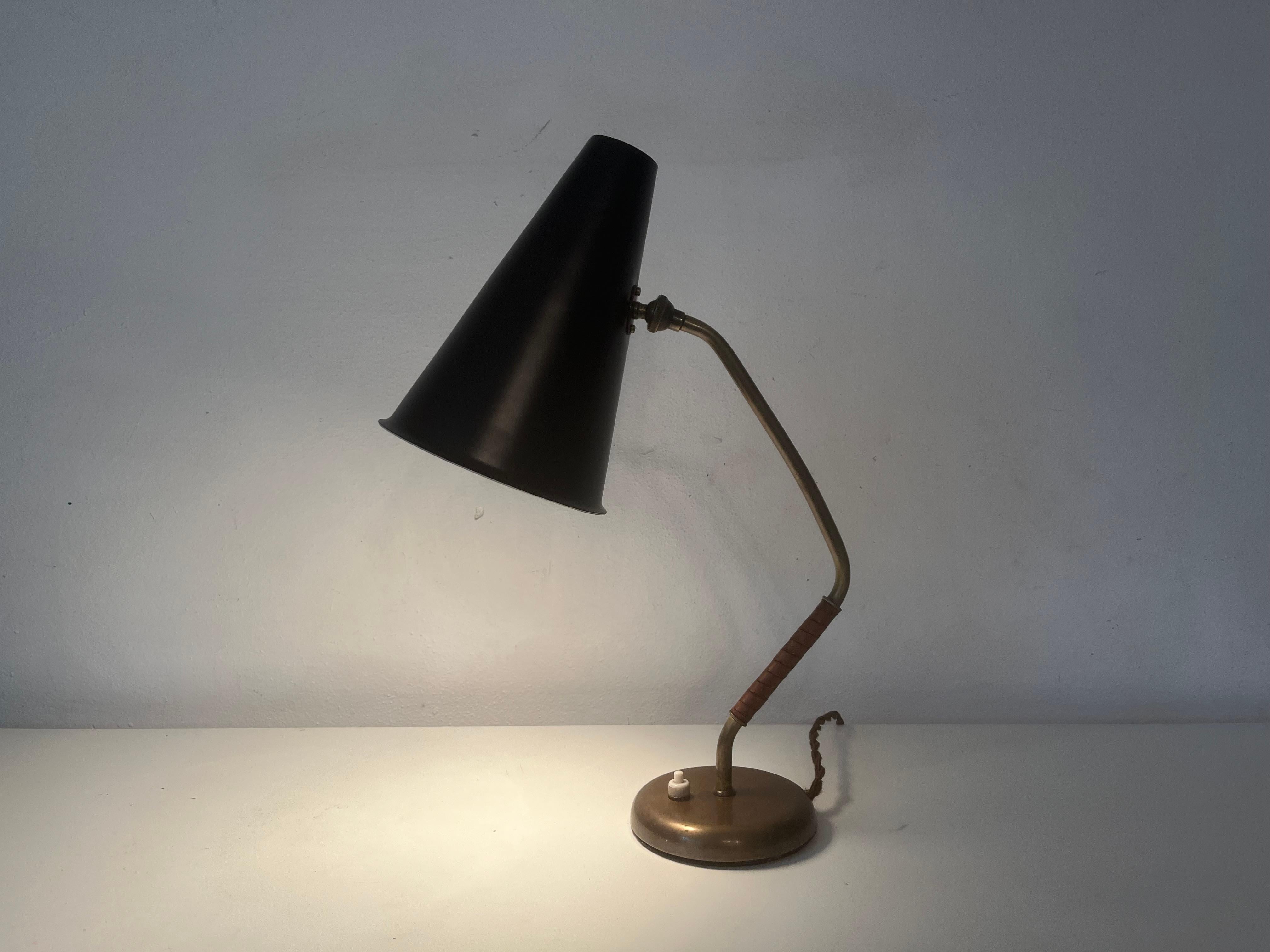 Lampe de table en laiton dans le style de Paavo Tynell, cuir en vente 1