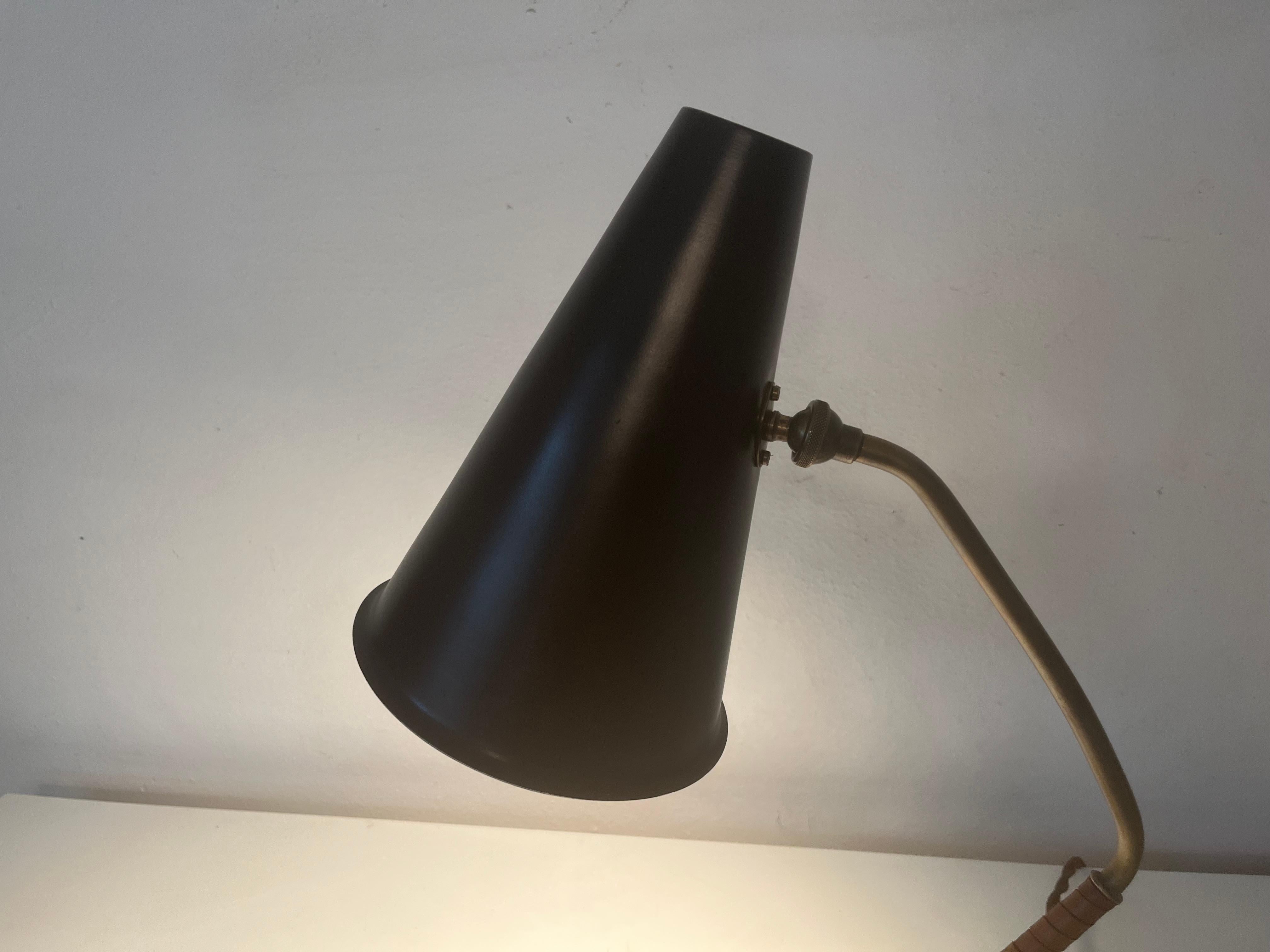 Lampe de table en laiton dans le style de Paavo Tynell, cuir en vente 2