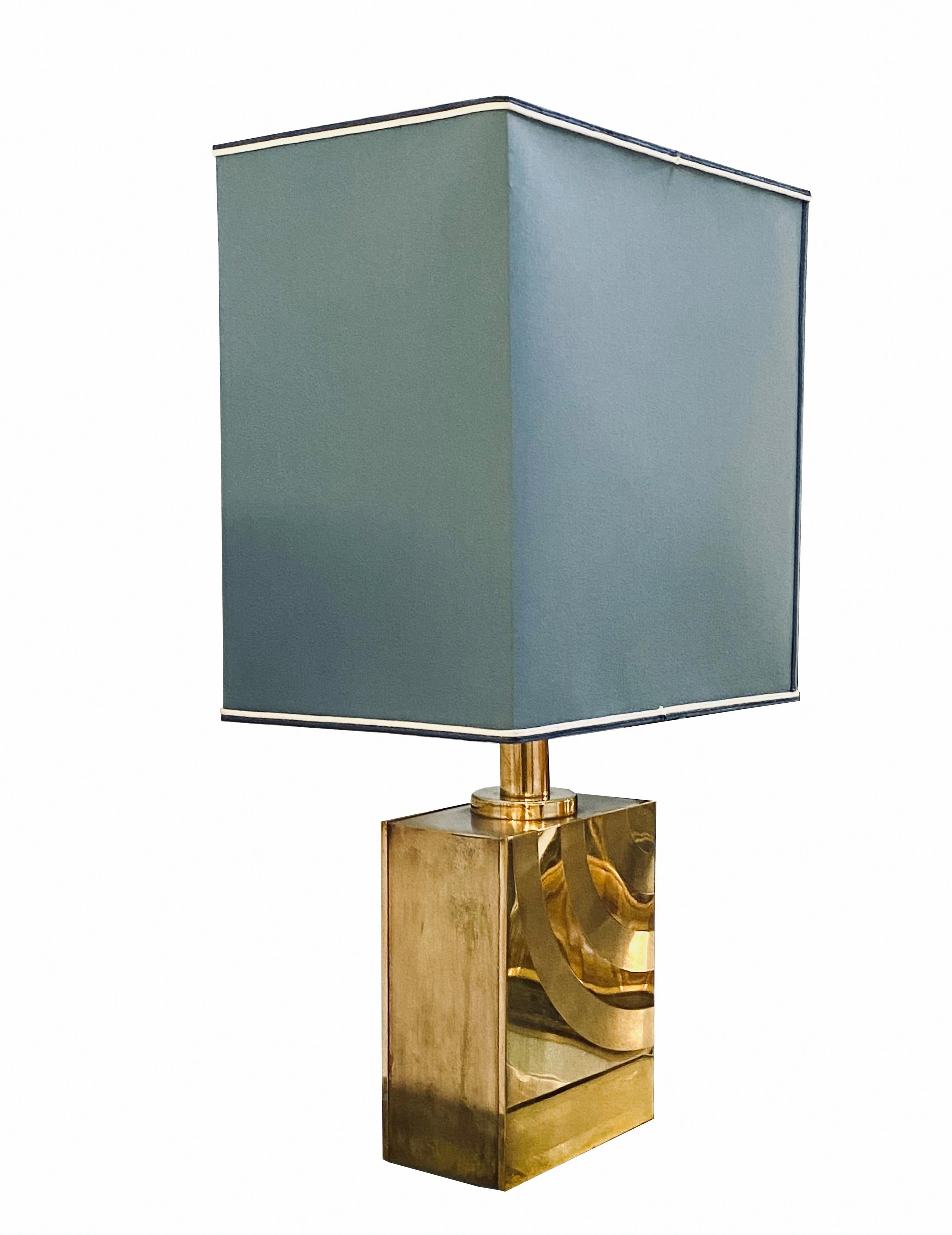 A majestic 1970s Italian table lamp in polished gilt solid brass with beautiful graphic engraving and new fabric shade in the same style as the original used one.