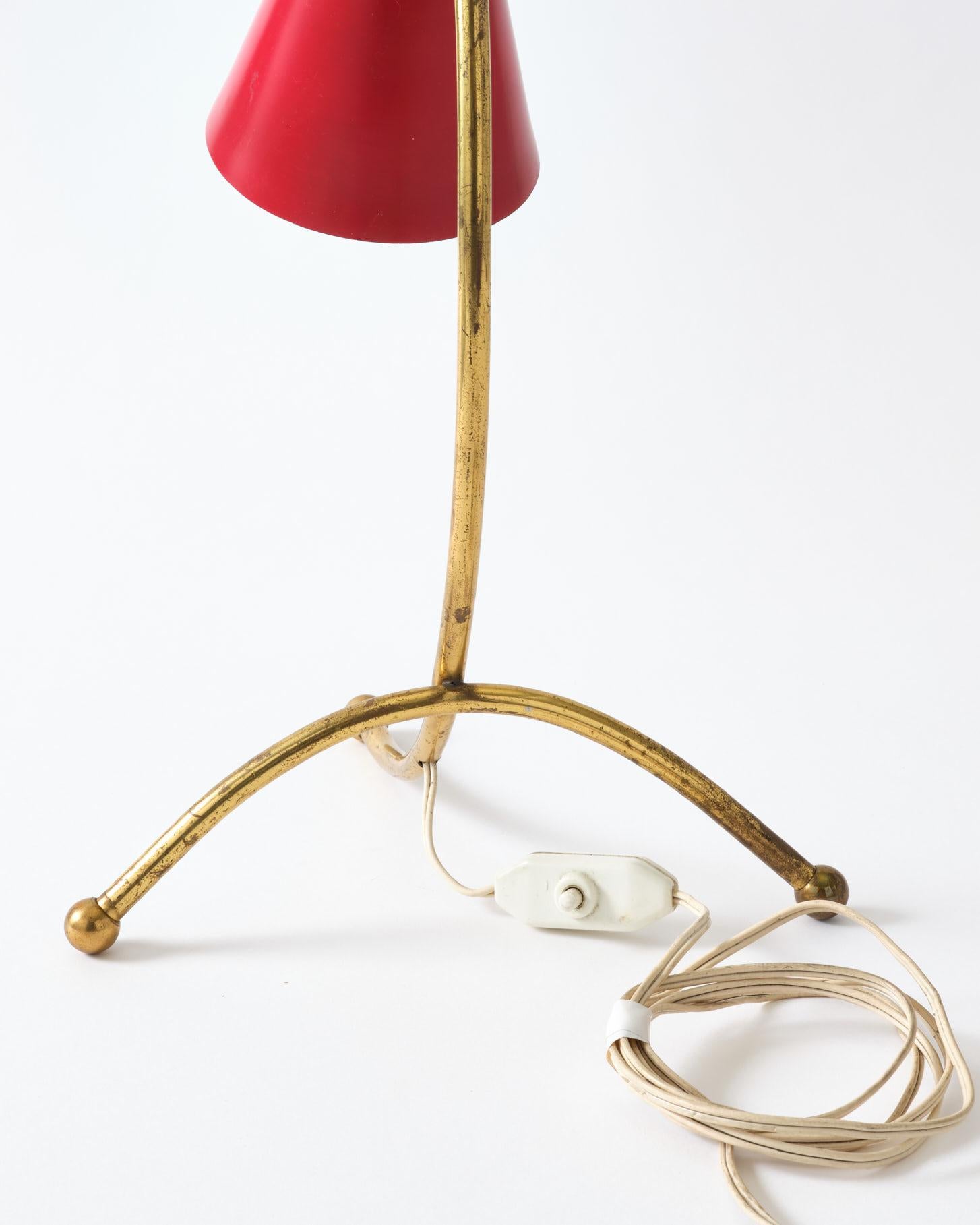Tischlampe aus Messing, Italien, geschwungener Messingfuß mit rotem Metallschirm, um 1950 im Angebot 3