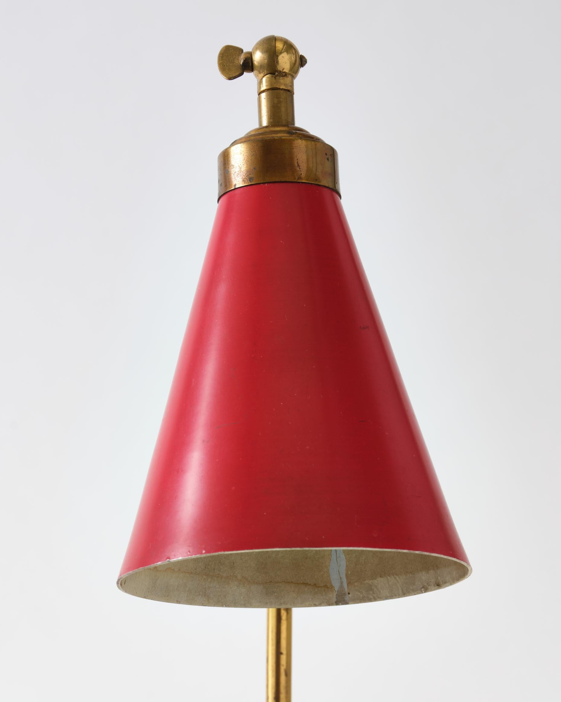 Tischlampe aus Messing, Italien, geschwungener Messingfuß mit rotem Metallschirm, um 1950 im Angebot 10