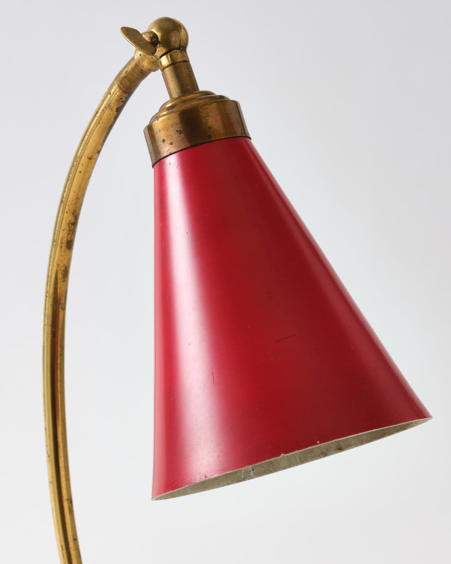 Tischlampe aus Messing, Italien, geschwungener Messingfuß mit rotem Metallschirm, um 1950 im Angebot 11