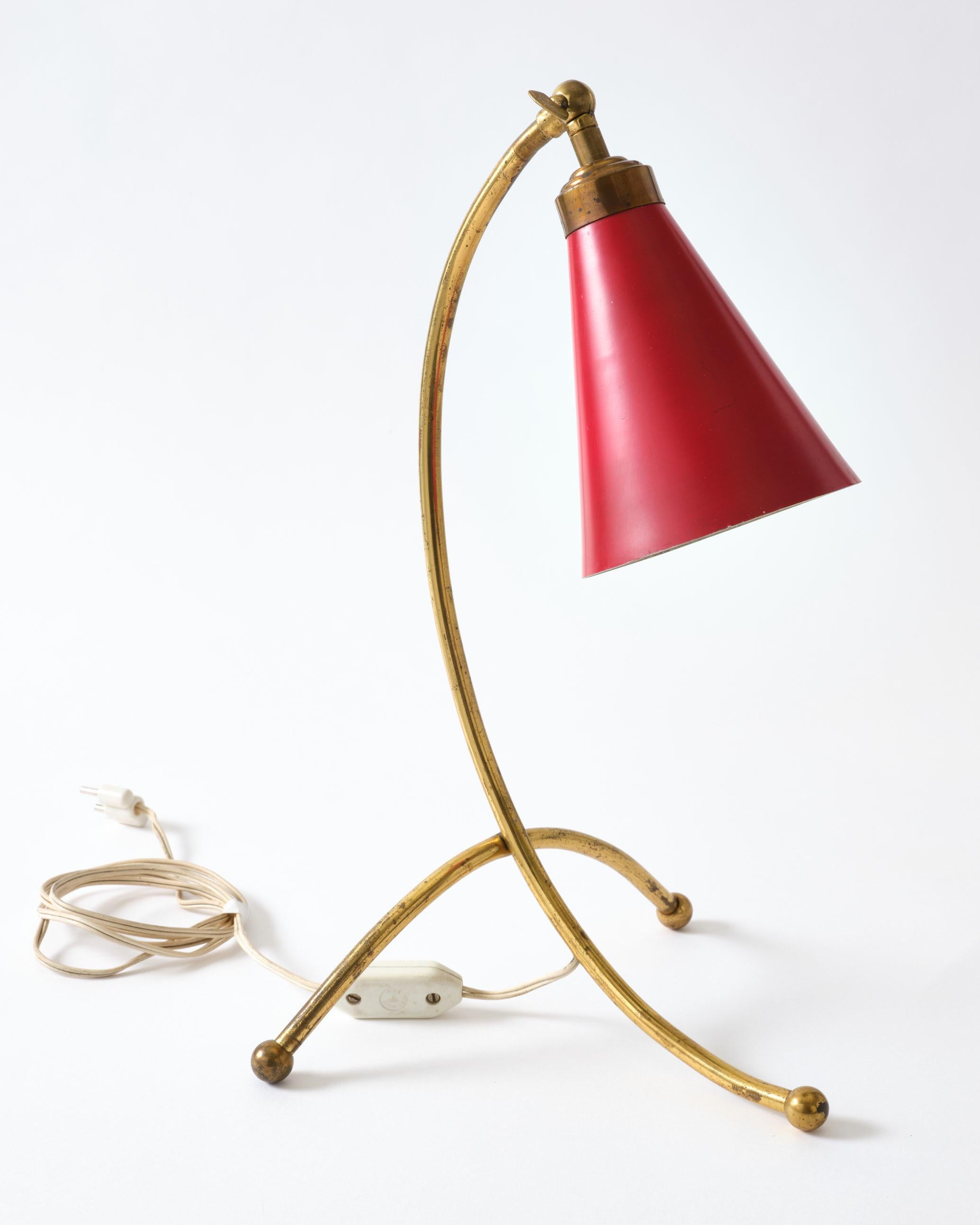 Tischlampe aus Messing mit rotem Metallschirm. Diese Lampe ist aus Italien, ca. 1950.
Die Lampe wurde nicht poliert. Die Lampe ist im Originalzustand.
Die Lampe wird mit einem kleinen Transformator geliefert, so dass sie auch in den USA verwendet