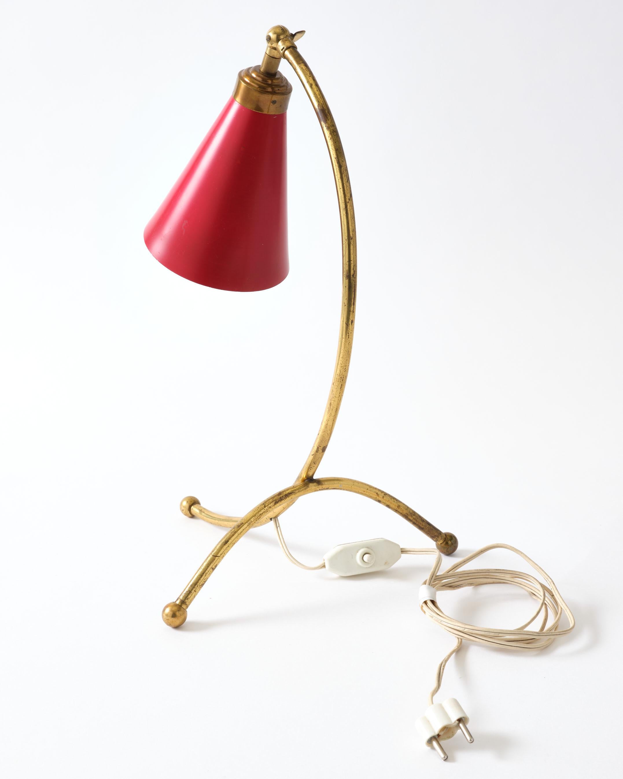 Tischlampe aus Messing, Italien, geschwungener Messingfuß mit rotem Metallschirm, um 1950 (Mitte des 20. Jahrhunderts) im Angebot