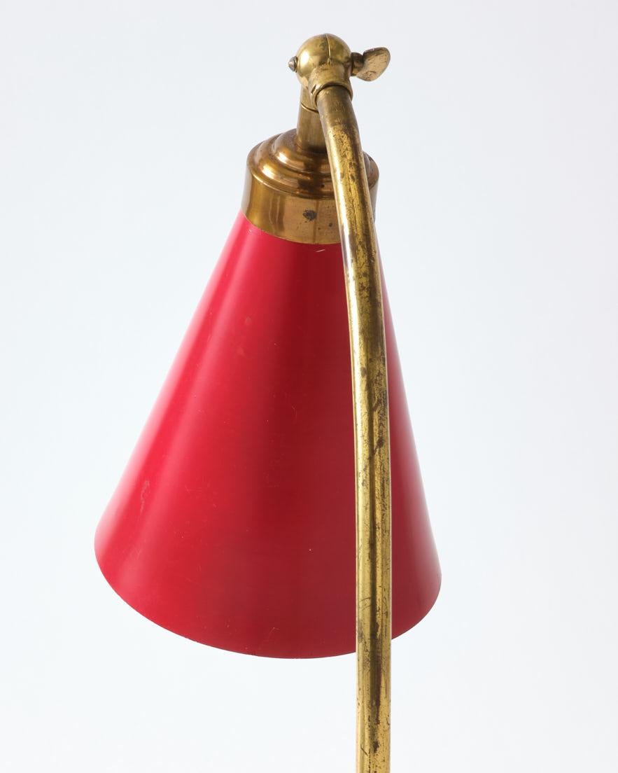 Laiton Lampe de bureau en laiton incurvée avec abat-jour en métal rouge, Italie, C 1950 en vente