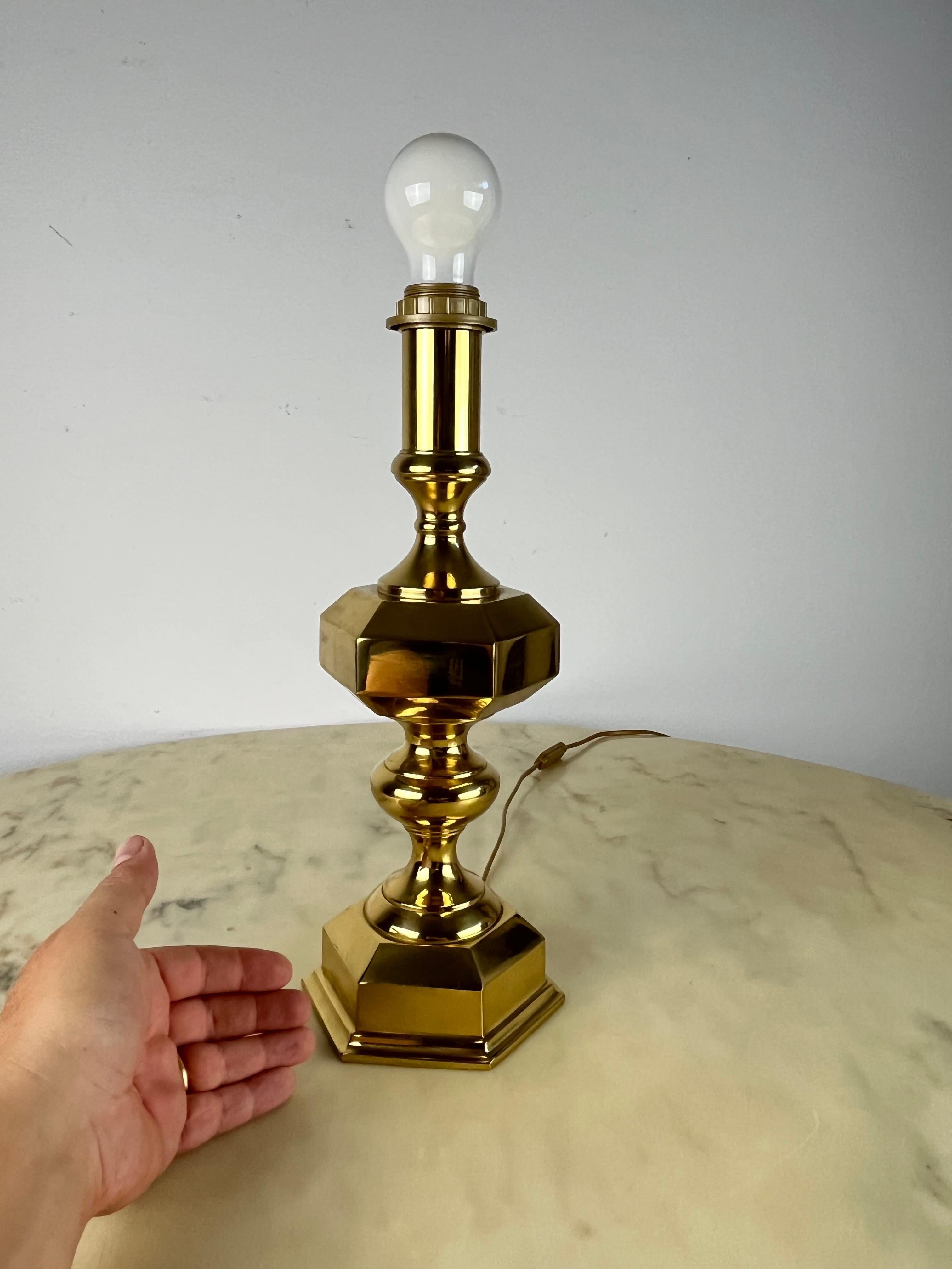 Brass table lamp, Made in Italy, 1980s
Found in a noble apartment, it is intact and functional. E27 lamp. It measures 40 cm in height and base with a diameter of 14 cm.