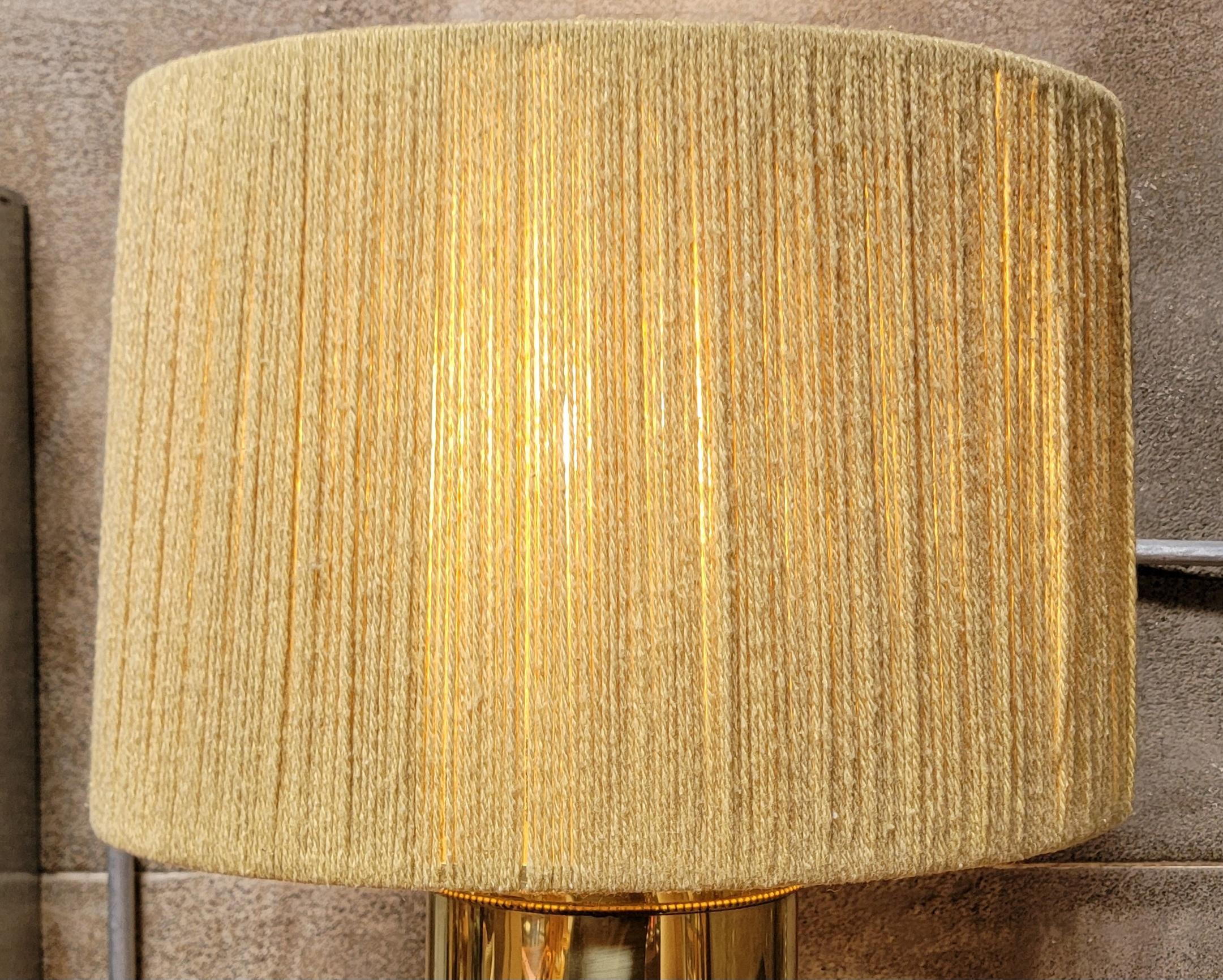 Lámpara de mesa de latón Manera de Curtis Jere Estadounidense en venta
