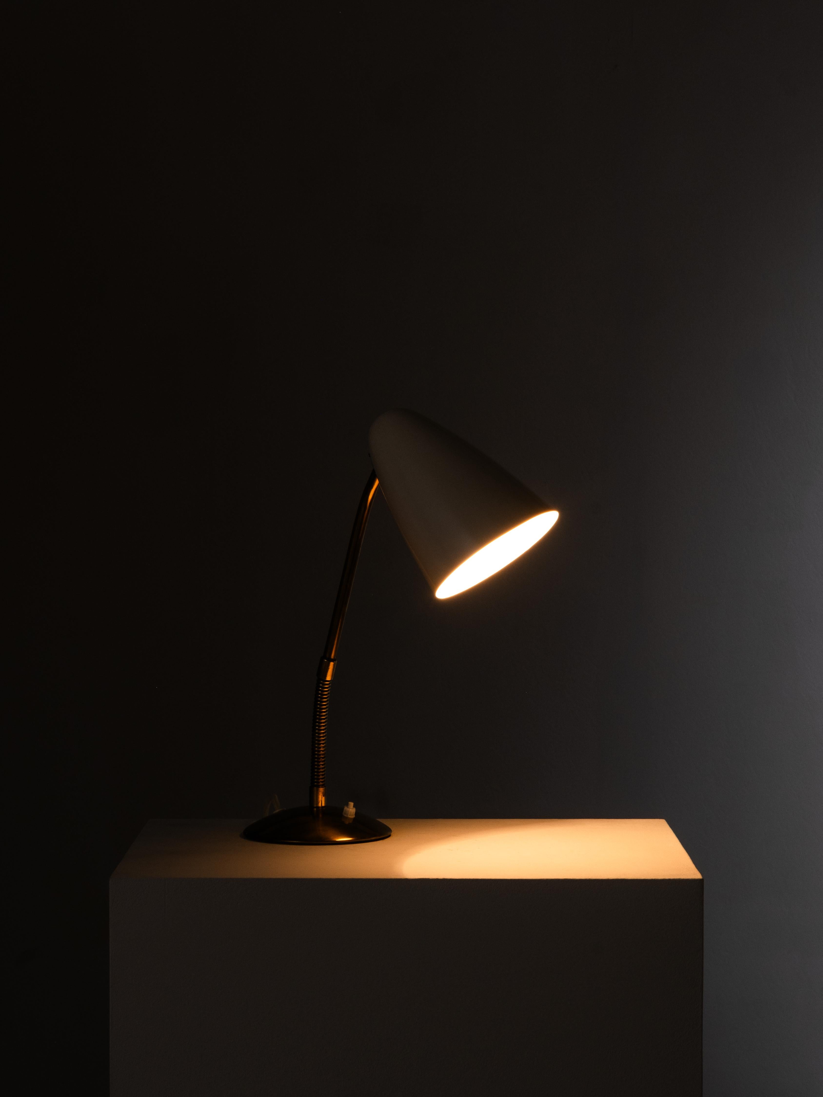 Lámpara de mesa de latón Modelo 40-068 de Lisa Johansson-Pape para Orno, Finlandia, años 50 en venta 3