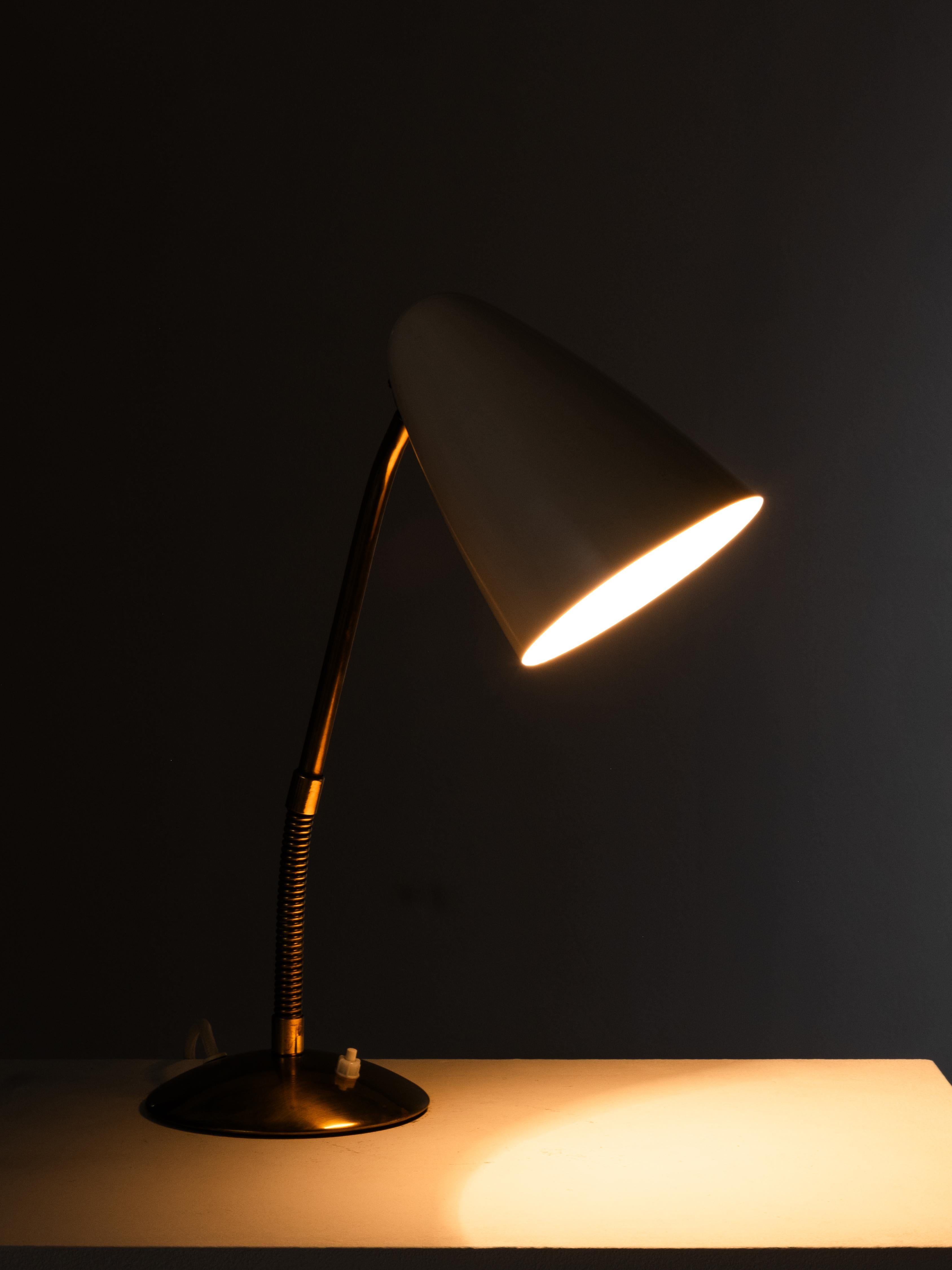 Lámpara de mesa de latón Modelo 40-068 de Lisa Johansson-Pape para Orno, Finlandia, años 50 en venta 4