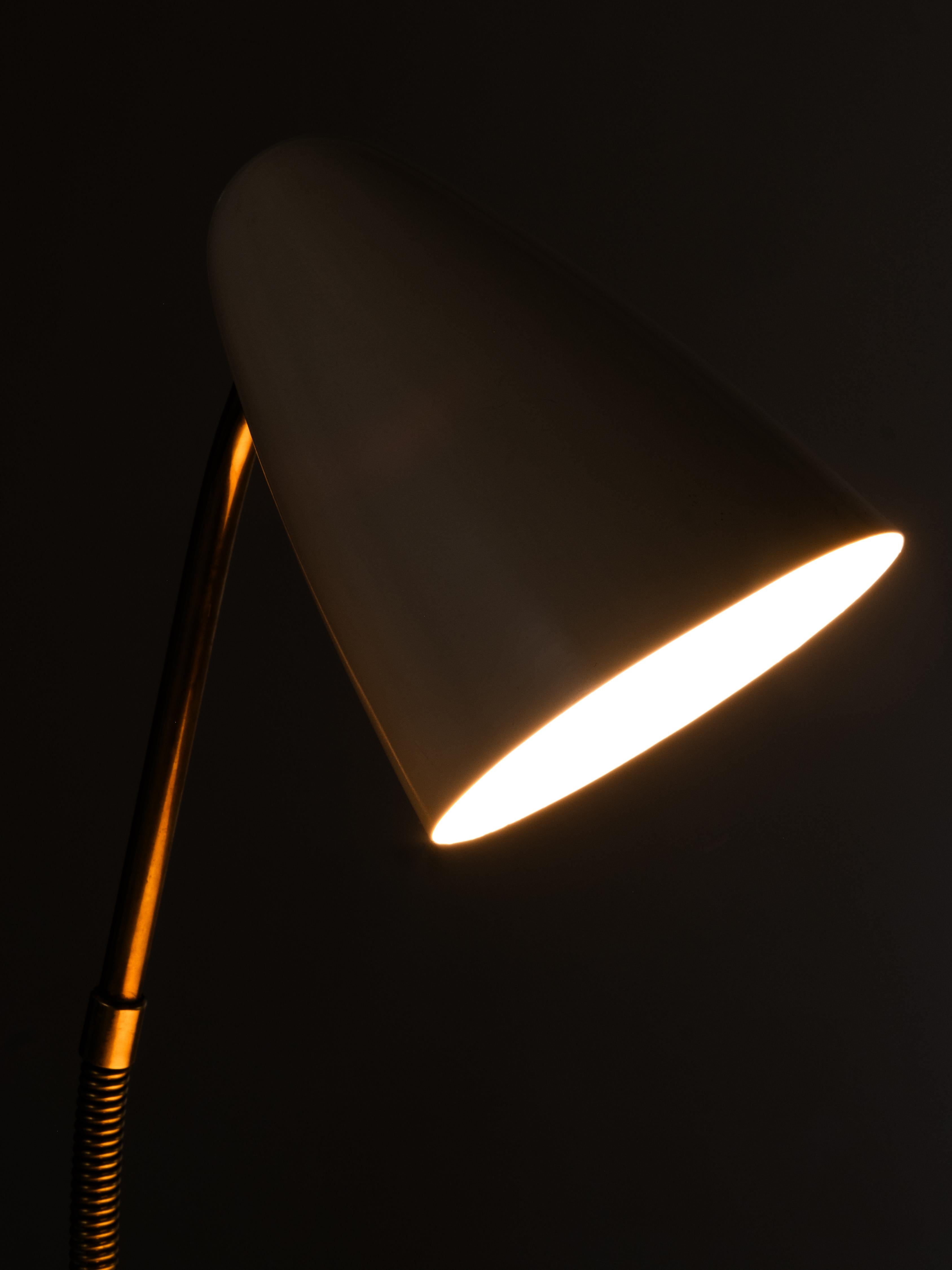 Lámpara de mesa de latón Modelo 40-068 de Lisa Johansson-Pape para Orno, Finlandia, años 50 en venta 5