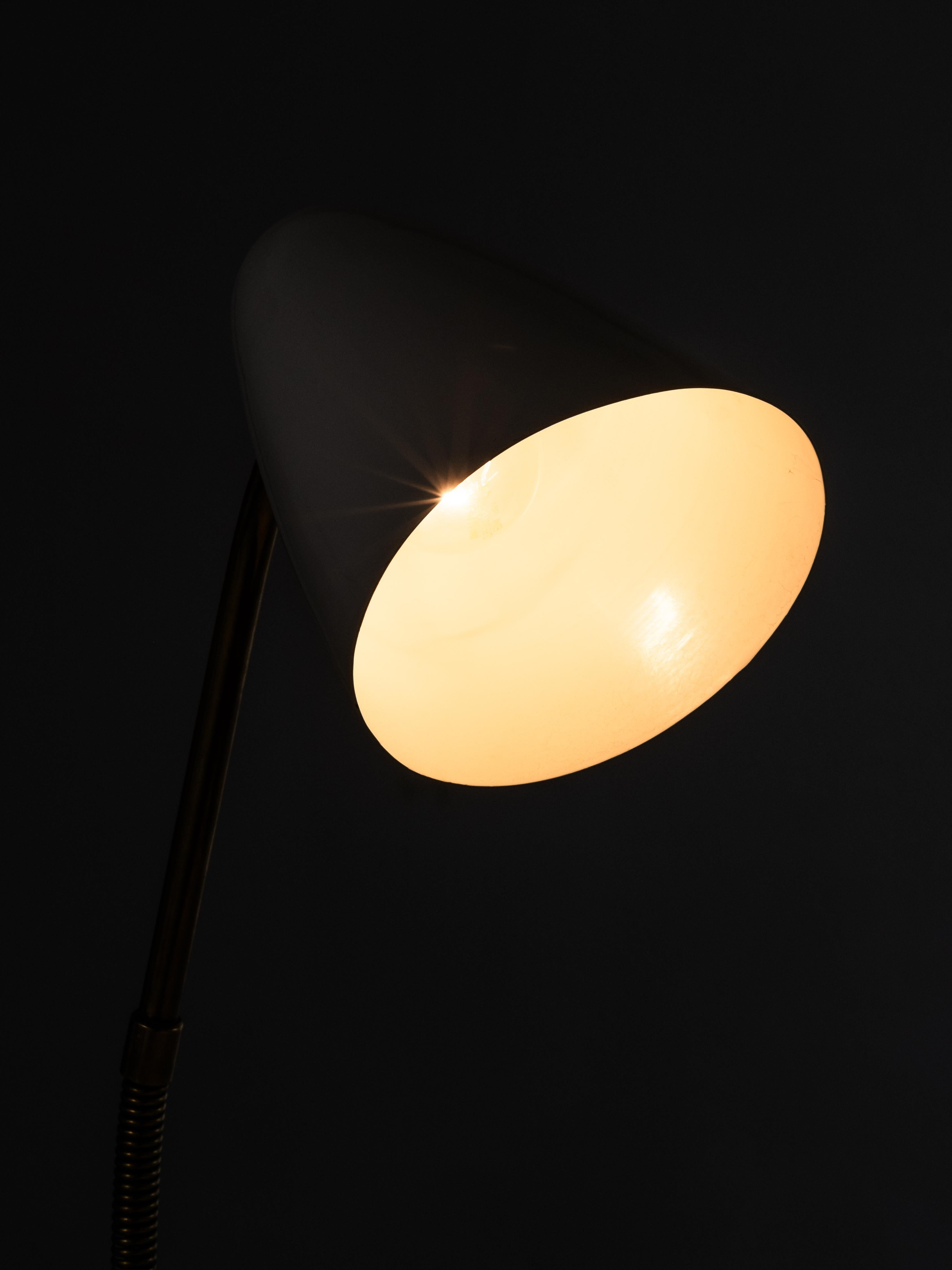 Lámpara de mesa de latón Modelo 40-068 de Lisa Johansson-Pape para Orno, Finlandia, años 50 en venta 6