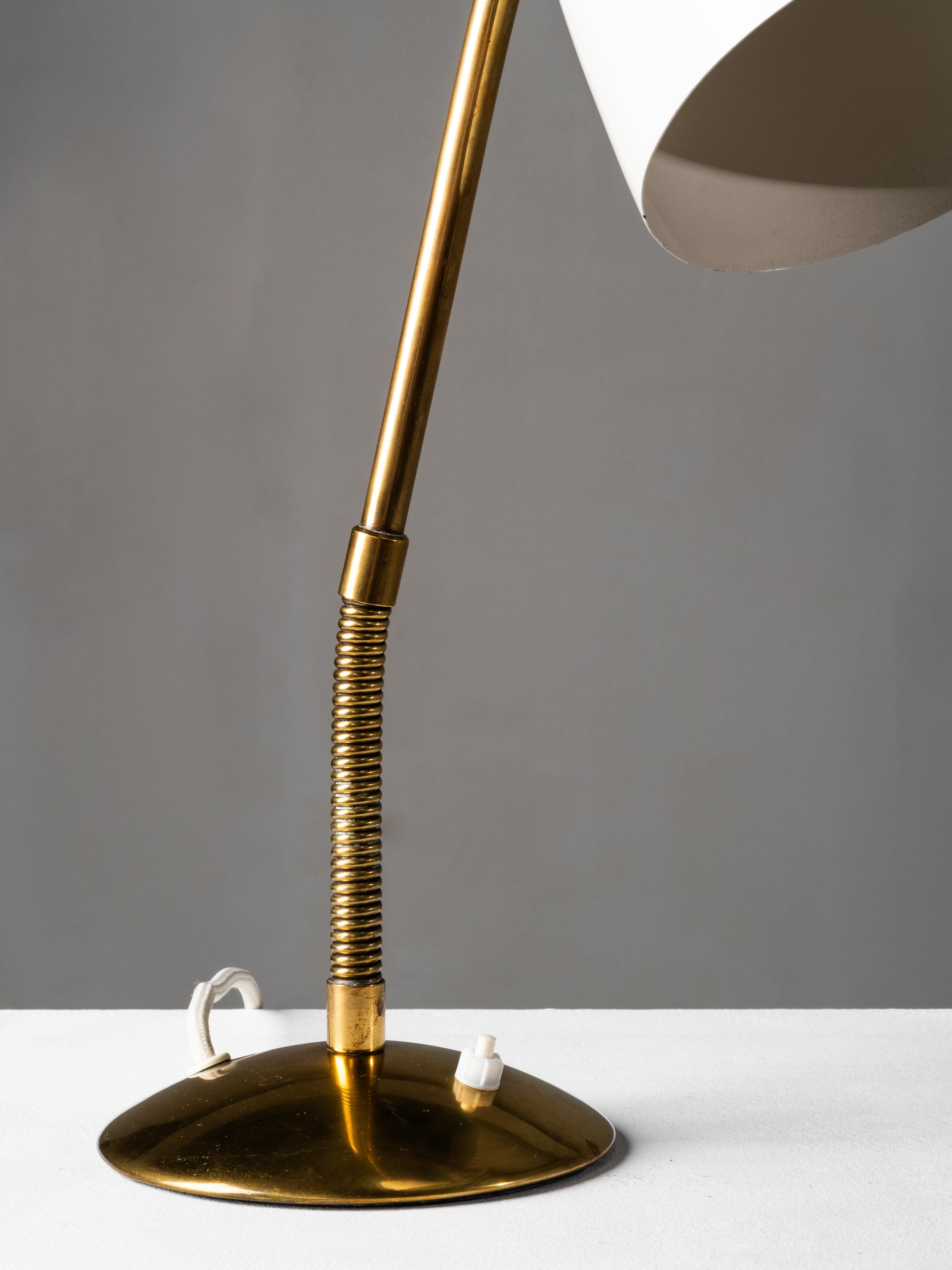 Lámpara de mesa de latón Modelo 40-068 de Lisa Johansson-Pape para Orno, Finlandia, años 50 Escandinavo moderno en venta