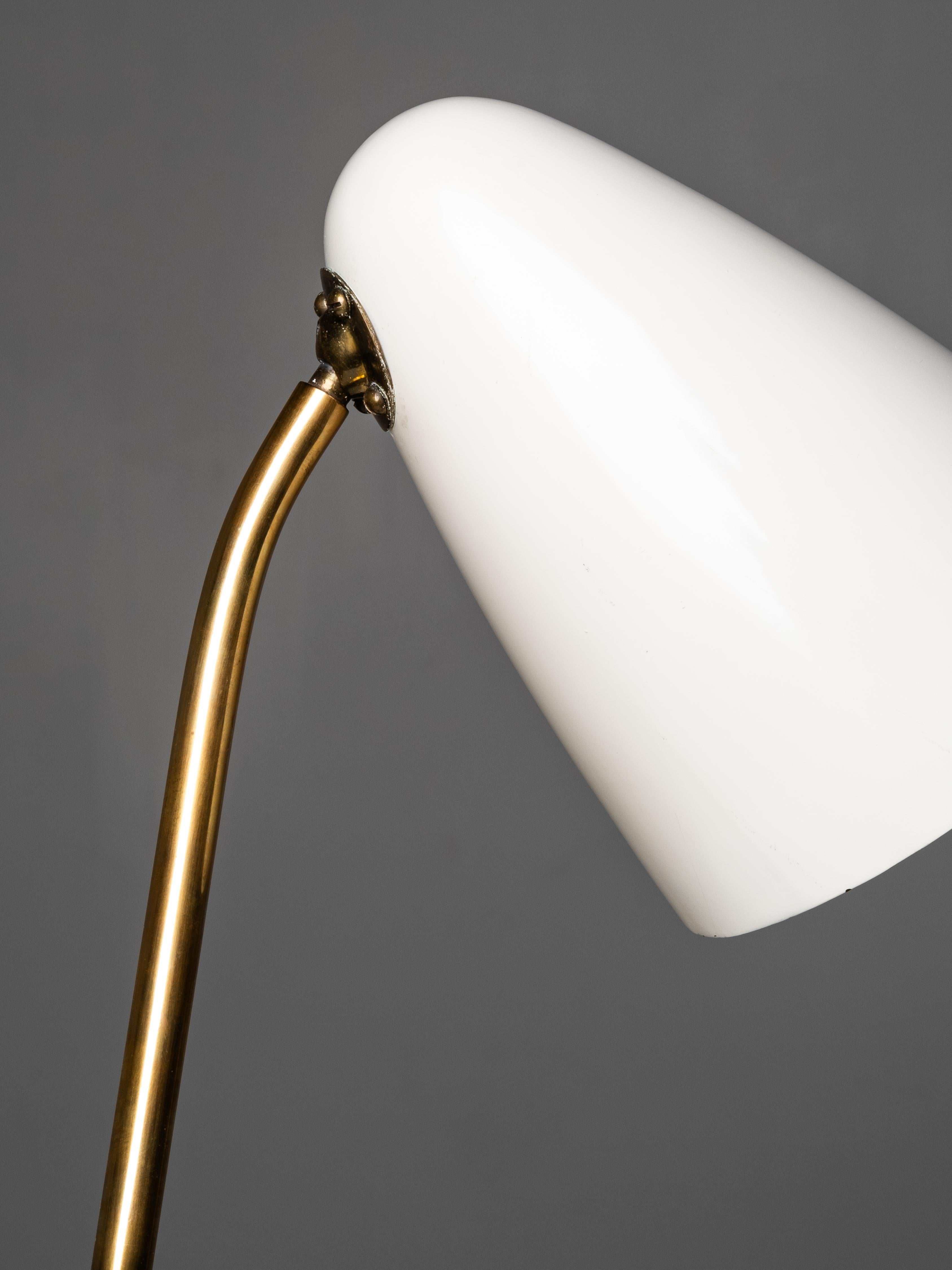 Lámpara de mesa de latón Modelo 40-068 de Lisa Johansson-Pape para Orno, Finlandia, años 50 Finlandés en venta