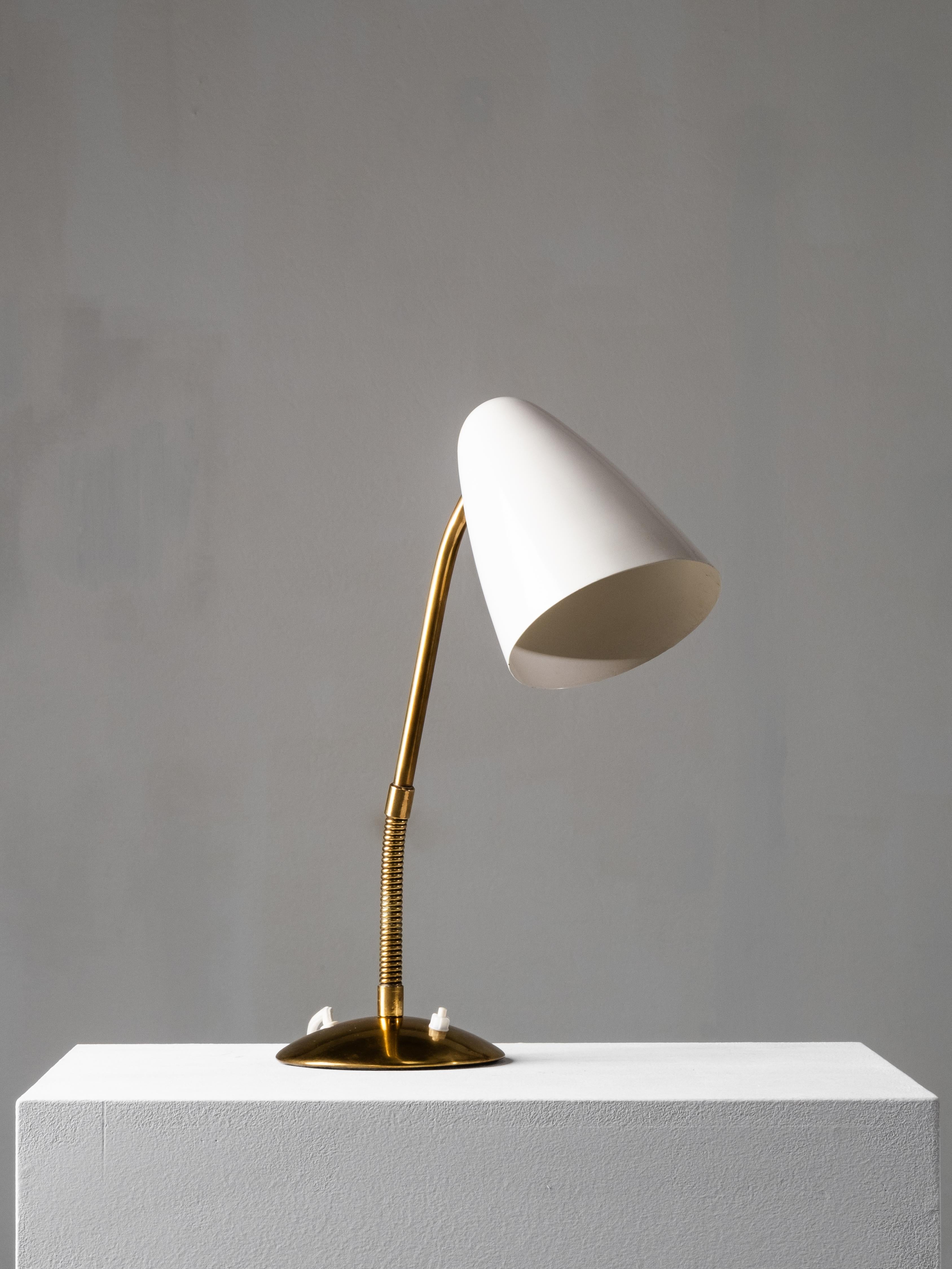 Lámpara de mesa de latón Modelo 40-068 de Lisa Johansson-Pape para Orno, Finlandia, años 50 en Bueno estado para la venta en Karis, Nyland