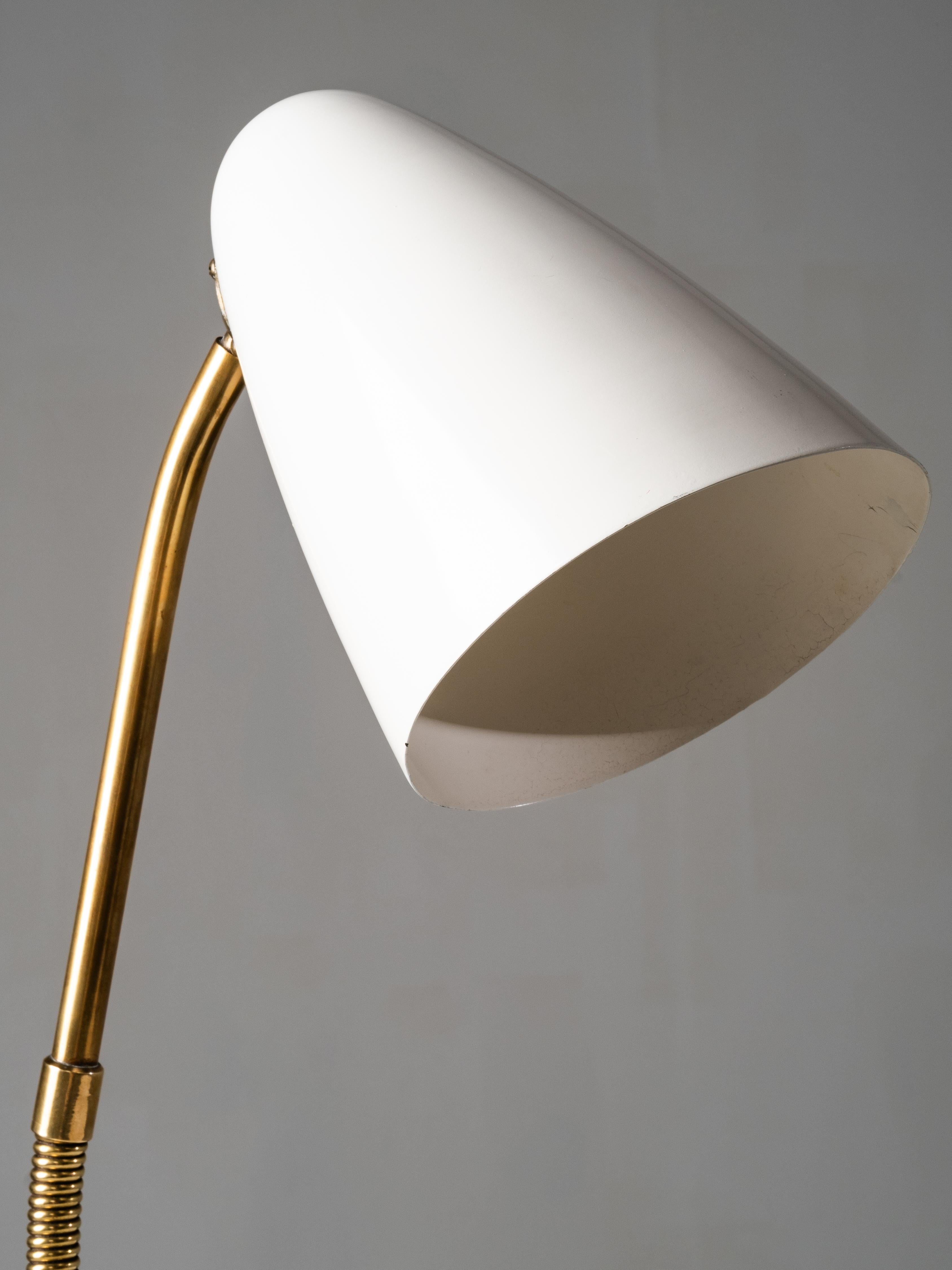Lámpara de mesa de latón Modelo 40-068 de Lisa Johansson-Pape para Orno, Finlandia, años 50 mediados del siglo XX en venta