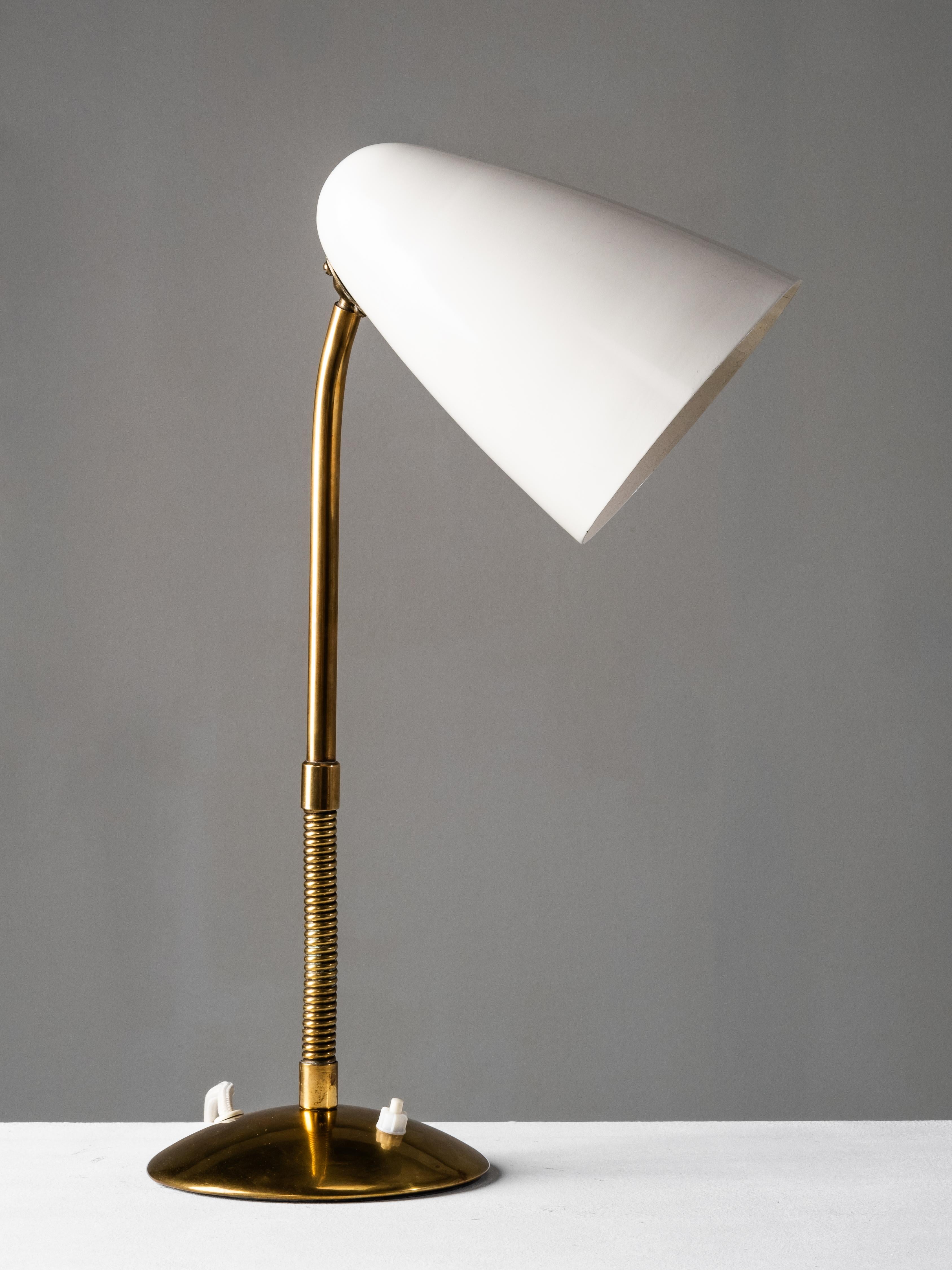 Lámpara de mesa de latón Modelo 40-068 de Lisa Johansson-Pape para Orno, Finlandia, años 50 Metal en venta