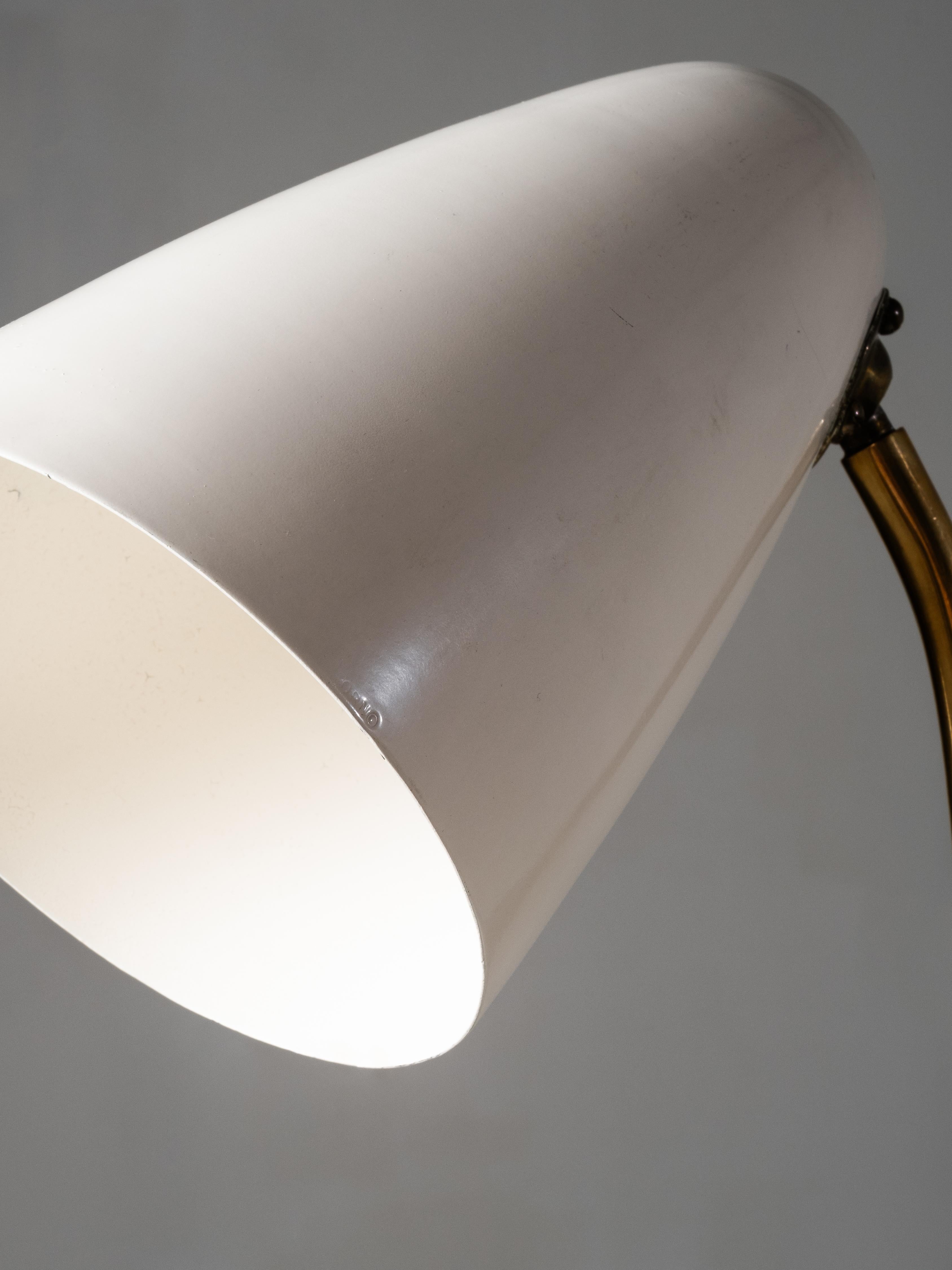 Lámpara de mesa de latón Modelo 40-068 de Lisa Johansson-Pape para Orno, Finlandia, años 50 en venta 1