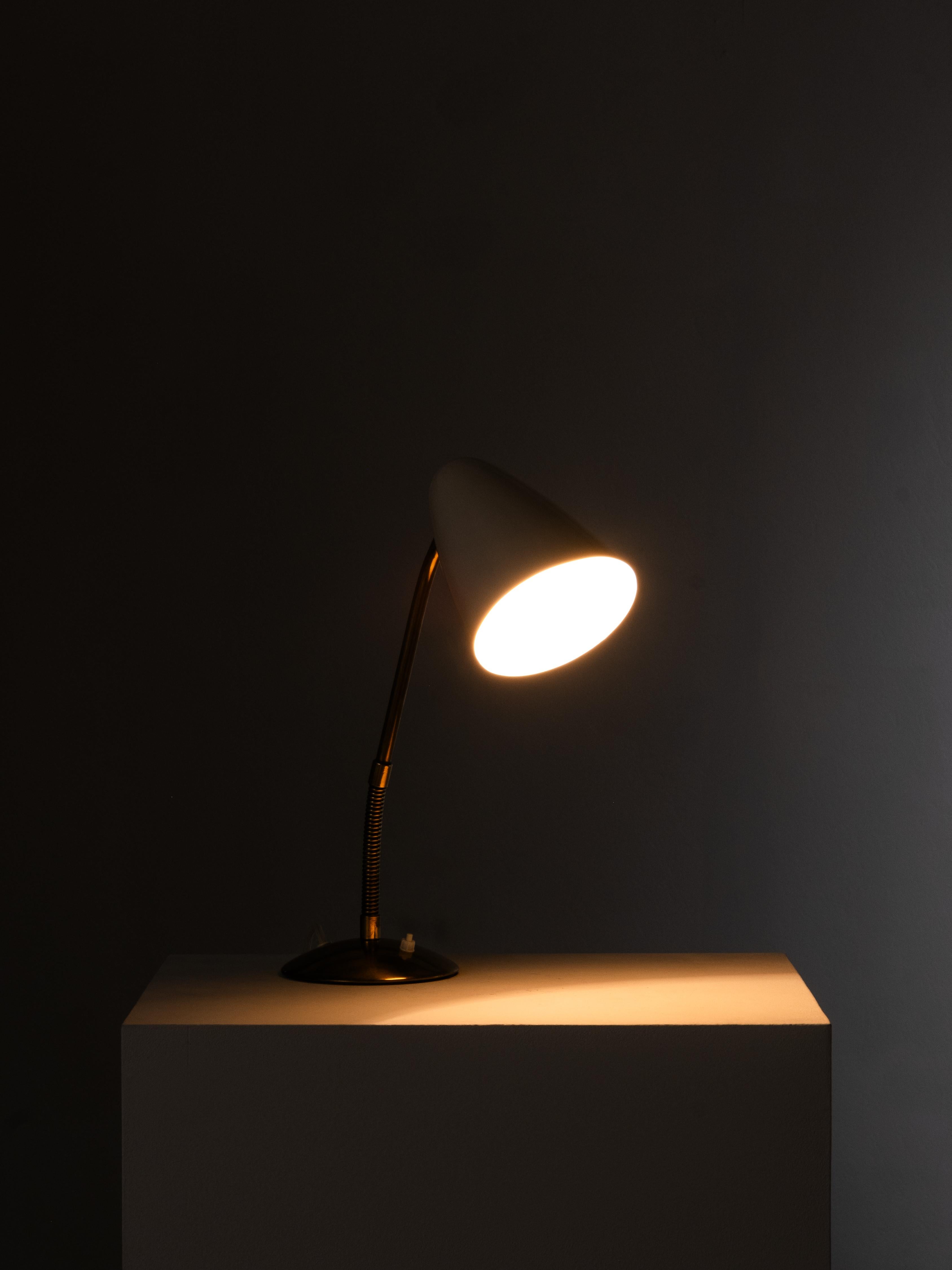 Lámpara de mesa de latón Modelo 40-068 de Lisa Johansson-Pape para Orno, Finlandia, años 50 en venta 2