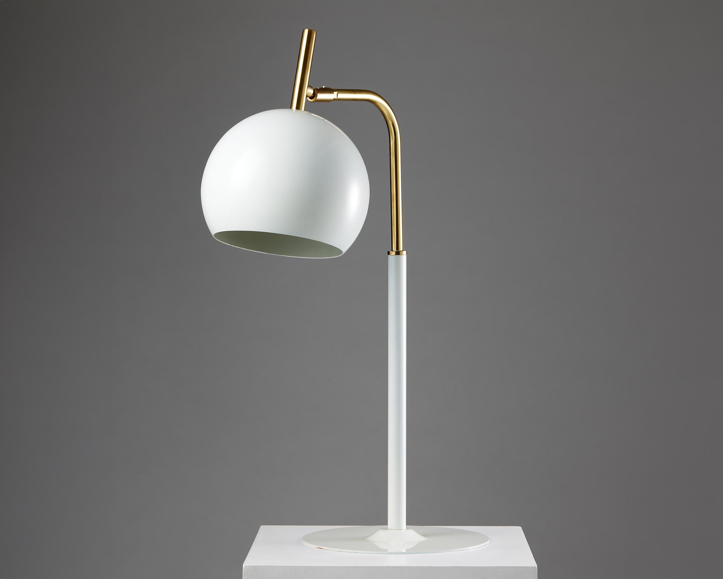 Table lamp model B 275 designed by Hans-Agne Jakobsson for Markaryd,
Sweden, 1960s.

Brass and white lacquered metal.

Stamped.

H: 70 cm
Diameter of the base: 26 cm 
Diameter of the shade: 22 cm
