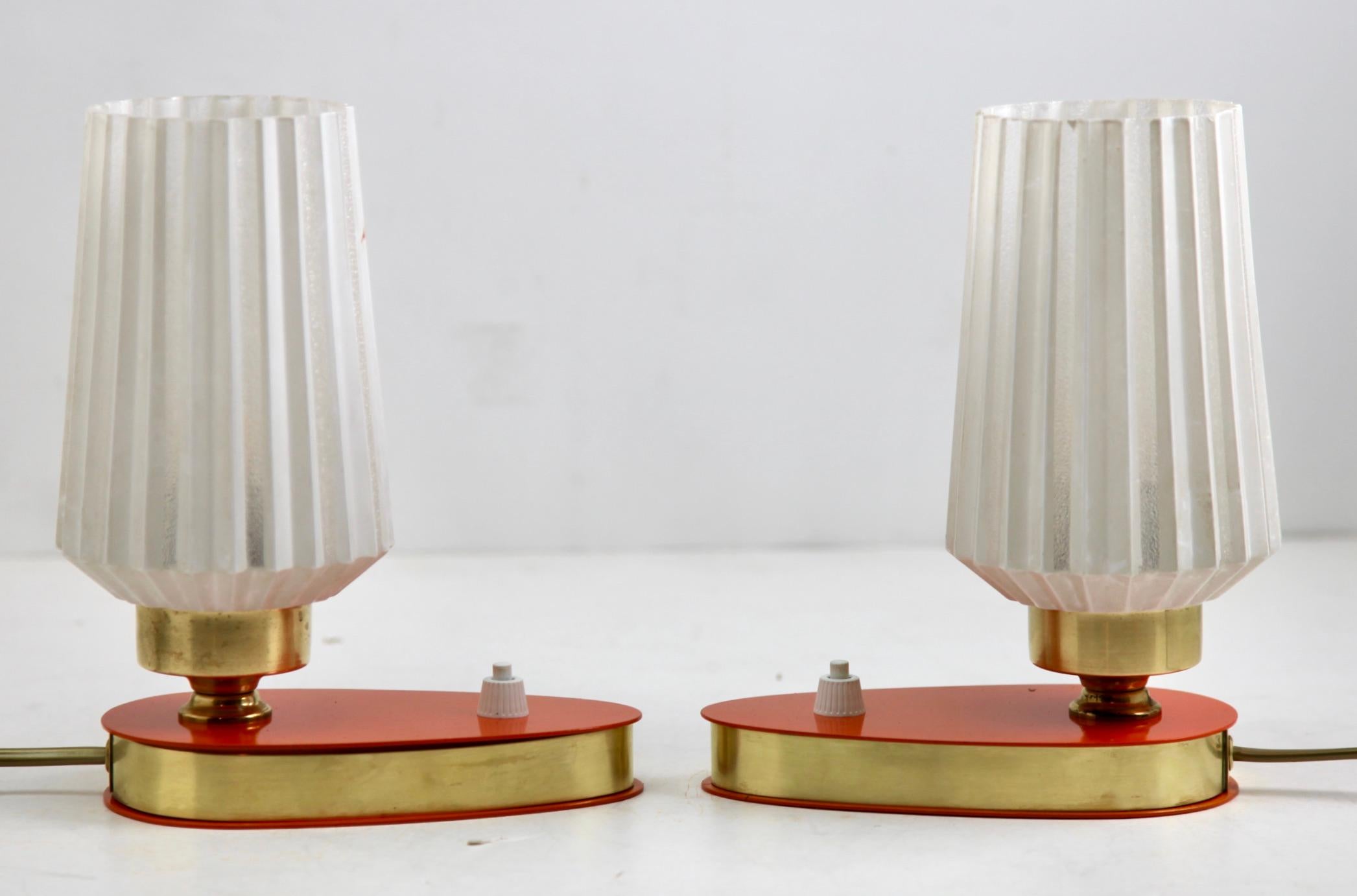 Set of 2 brass table or desk lamp, made in Italy in the late 1960s.
The lamp has got an E14 Edison screw on socket.
Having recently been re-wired.
In excellent condition and in full working order.

And safe for immediate usage in the