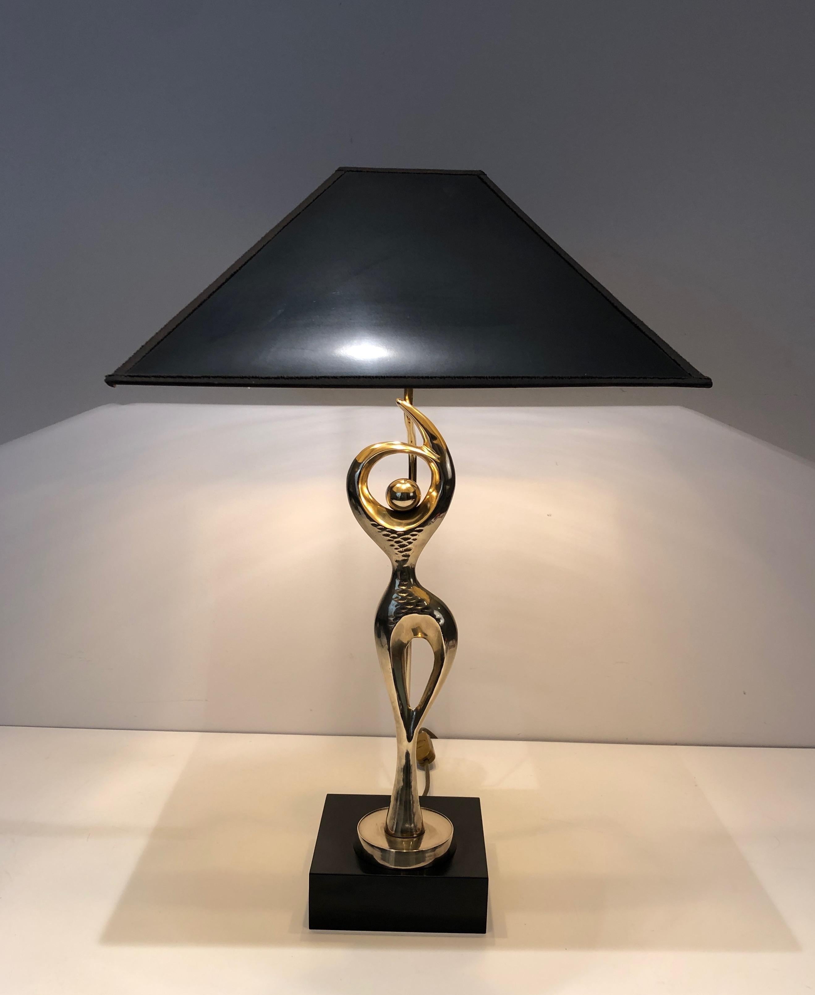 This table lamp representing a stylish dancer is made of brass. This is a French work. Circa 1970.