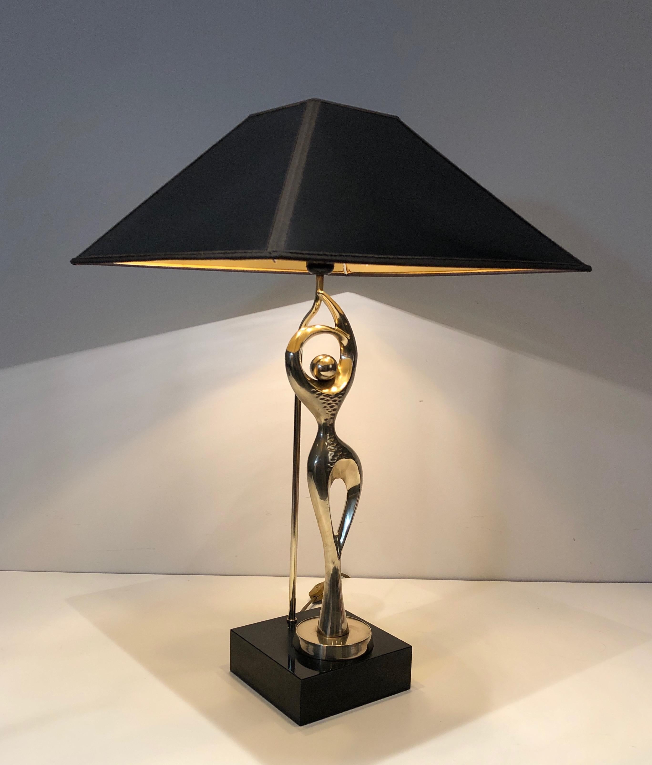 Mid-Century Modern Brass Table Lamp Representing a Stylish Dancer For Sale