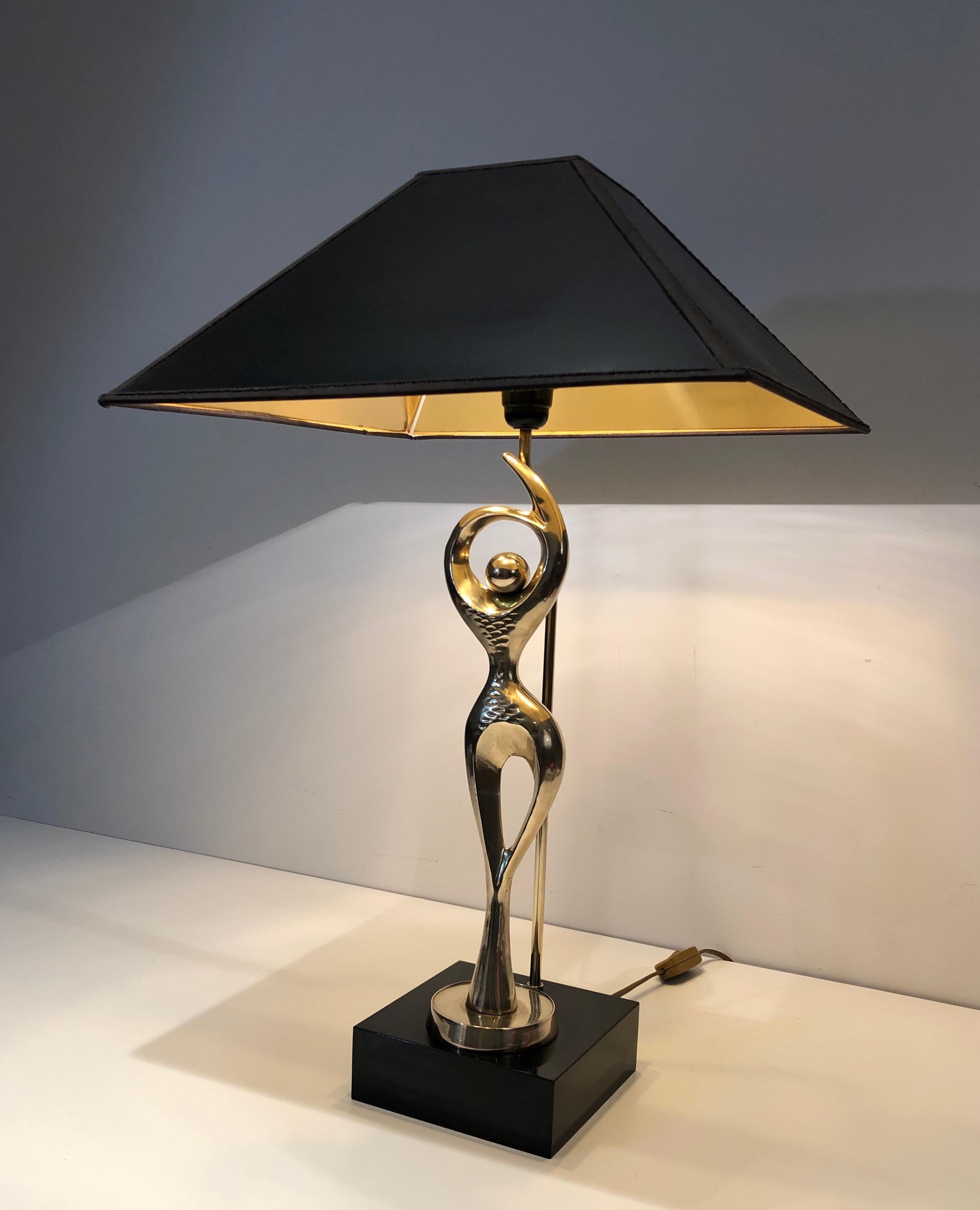 French Brass Table Lamp Representing a Stylish Dancer For Sale