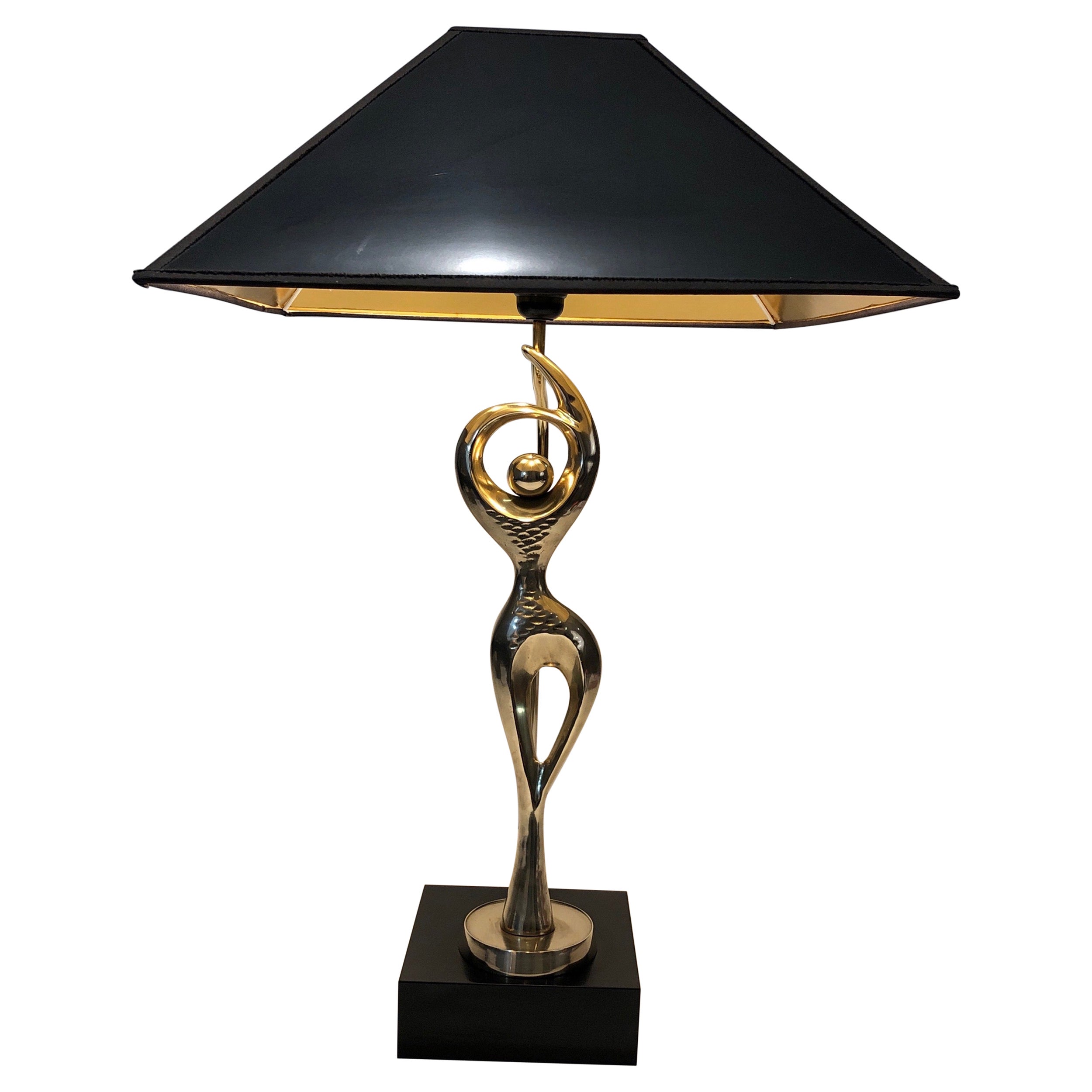 Lámpara de mesa de latón que representa a una bailarina elegante