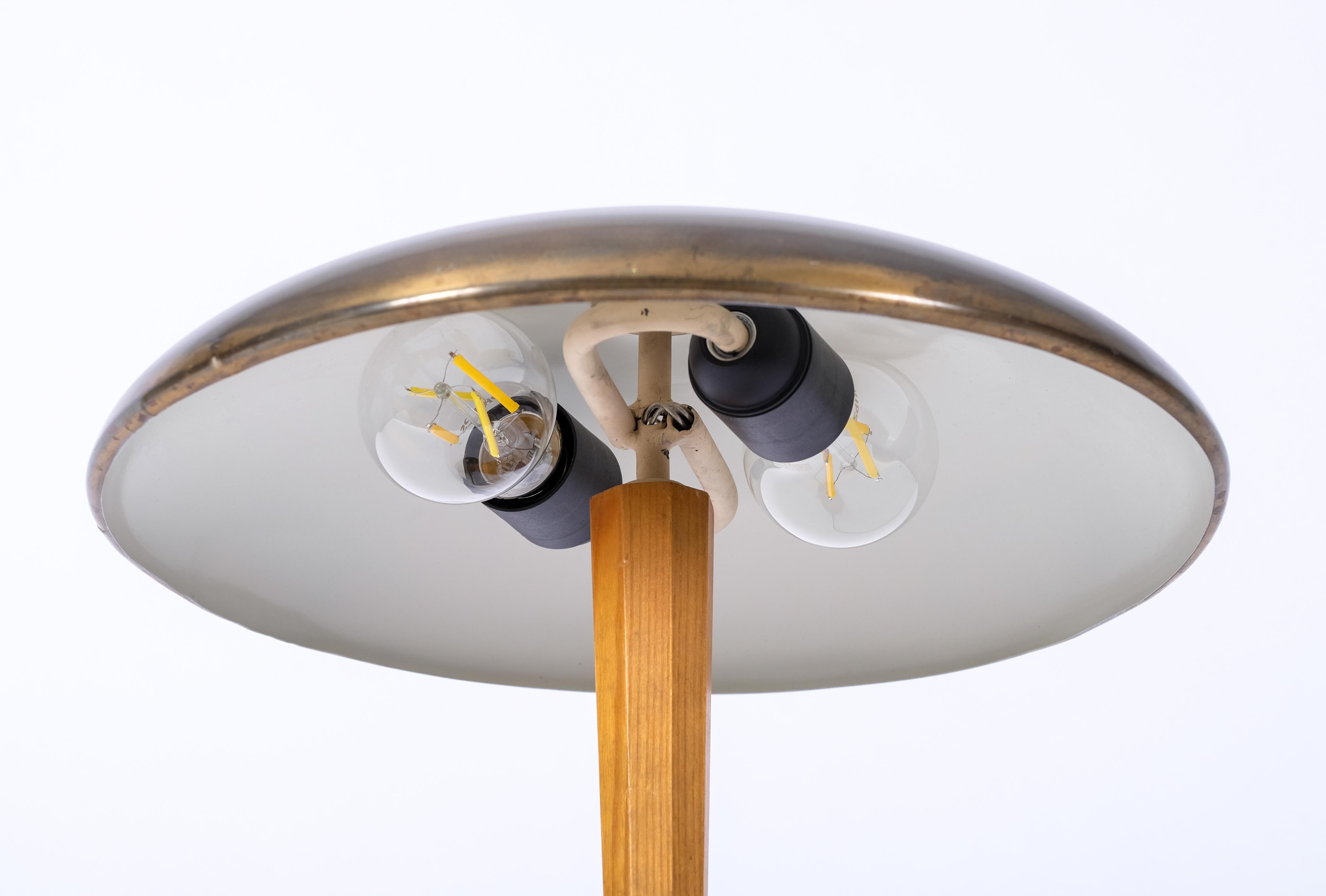Milieu du XXe siècle Lampe de table en laiton, Suède, années 1950 en vente